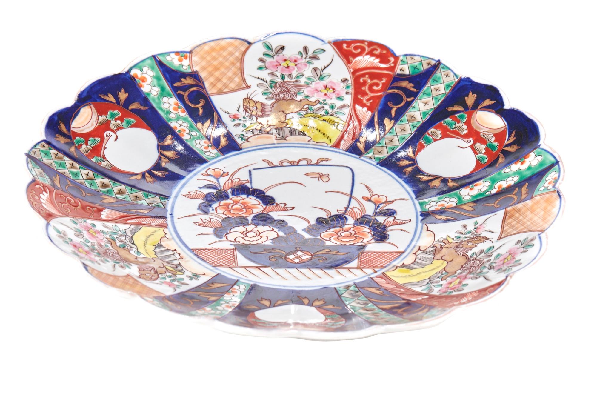 Victorian Pair of Antique Scalloped Edge Japanese Imari Porcelain Dishes