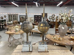 Par de remates de tejado escandinavos antiguos de zinc