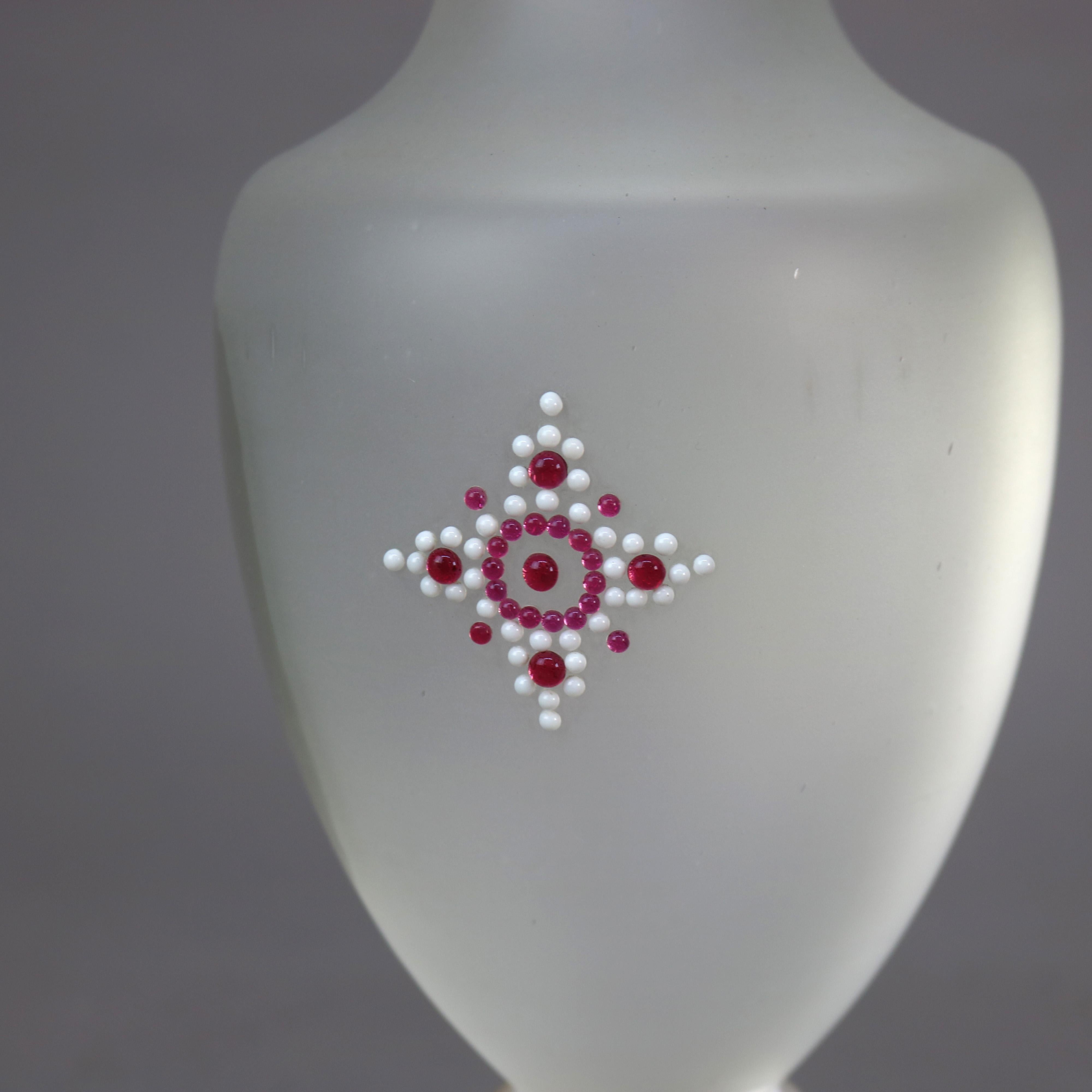 Paire de vases anciens scéniques en verre peint à la main coquillage C1890 en vente 1