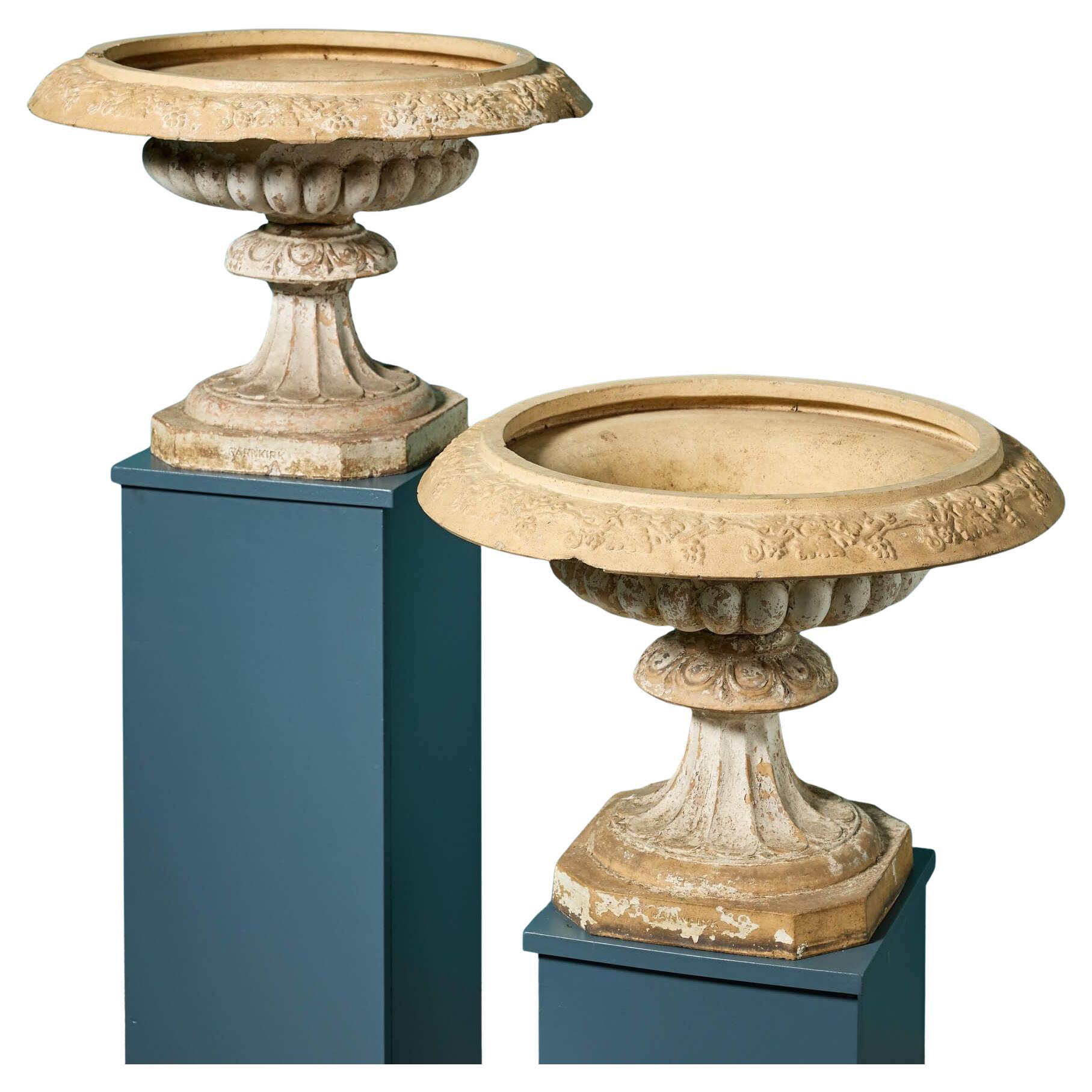 Paar antike schottische Terrakotta-Tazza-Urnen von Garnkirk im Angebot