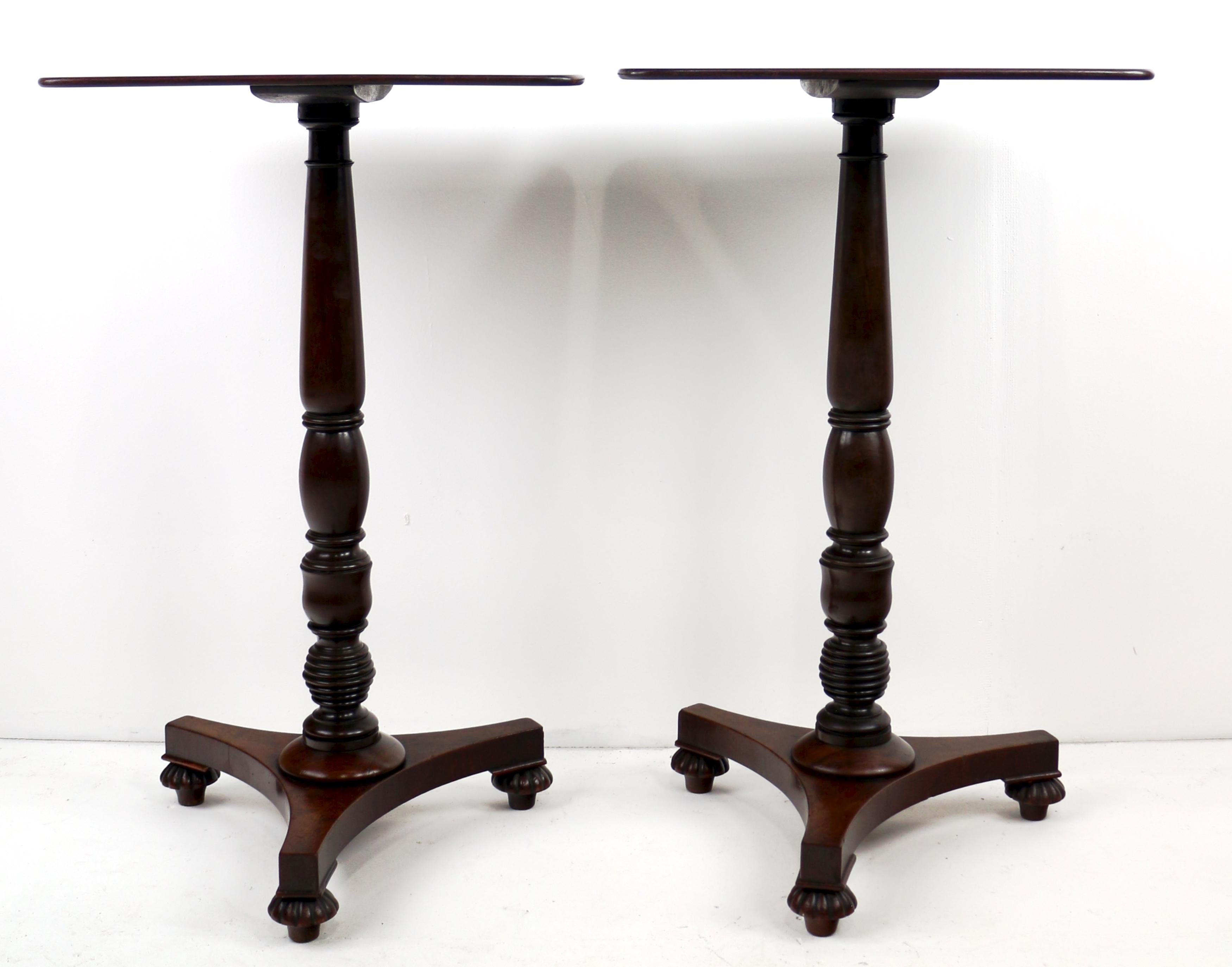 Paire de tables à vin ou d'appoint écossaises anciennes de style Régence en acajou en vente 4