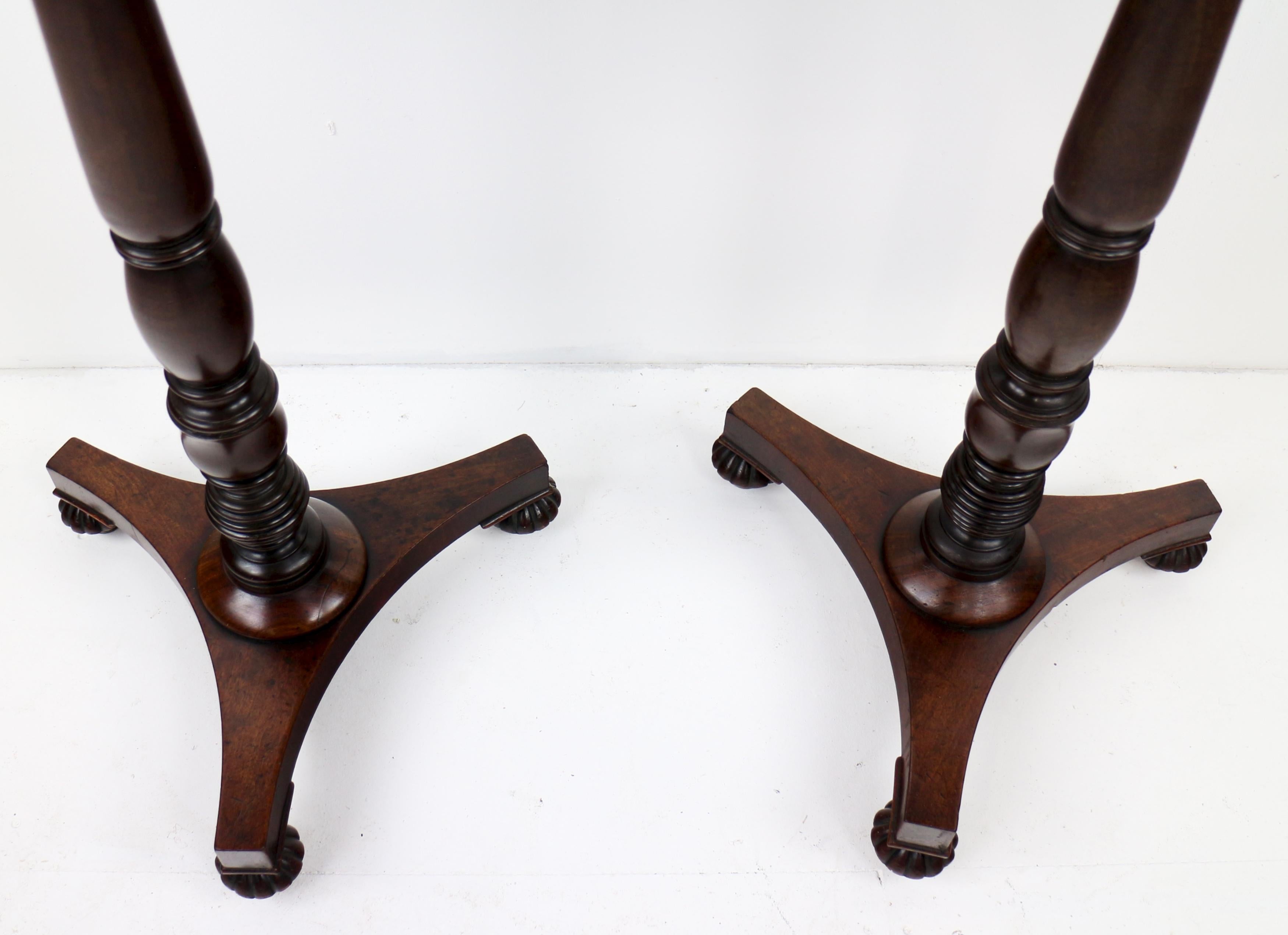 Paire de tables à vin ou d'appoint écossaises anciennes de style Régence en acajou en vente 5