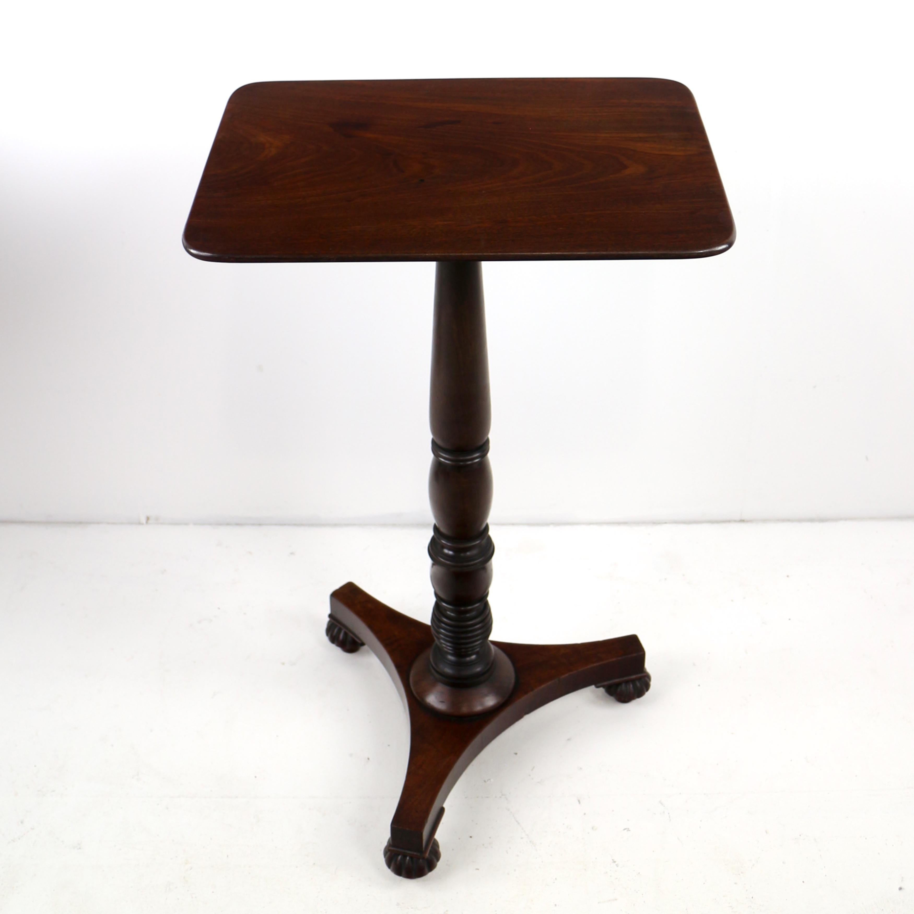 Paire de tables à vin ou d'appoint écossaises anciennes de style Régence en acajou en vente 7
