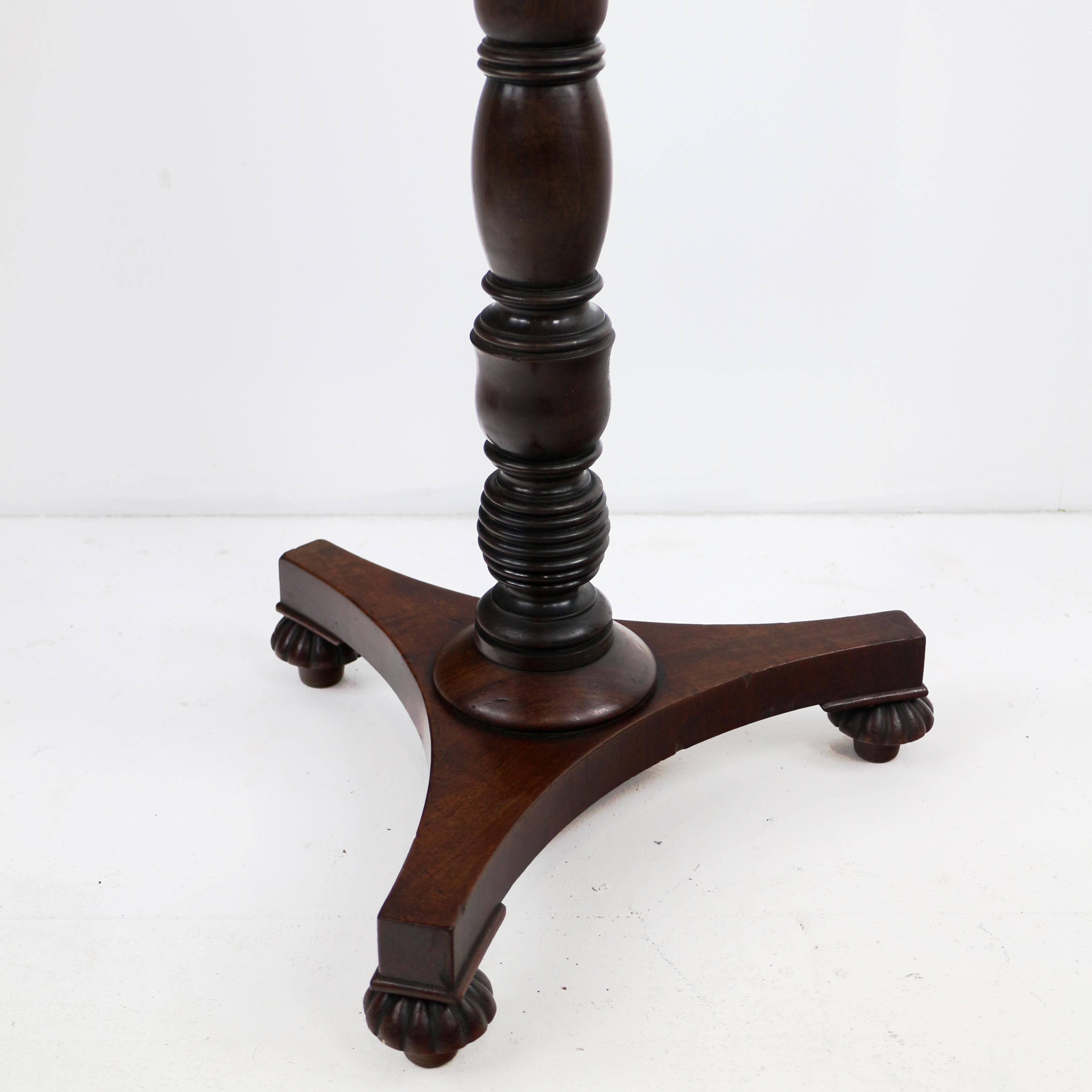 Paire de tables à vin ou d'appoint écossaises anciennes de style Régence en acajou en vente 9