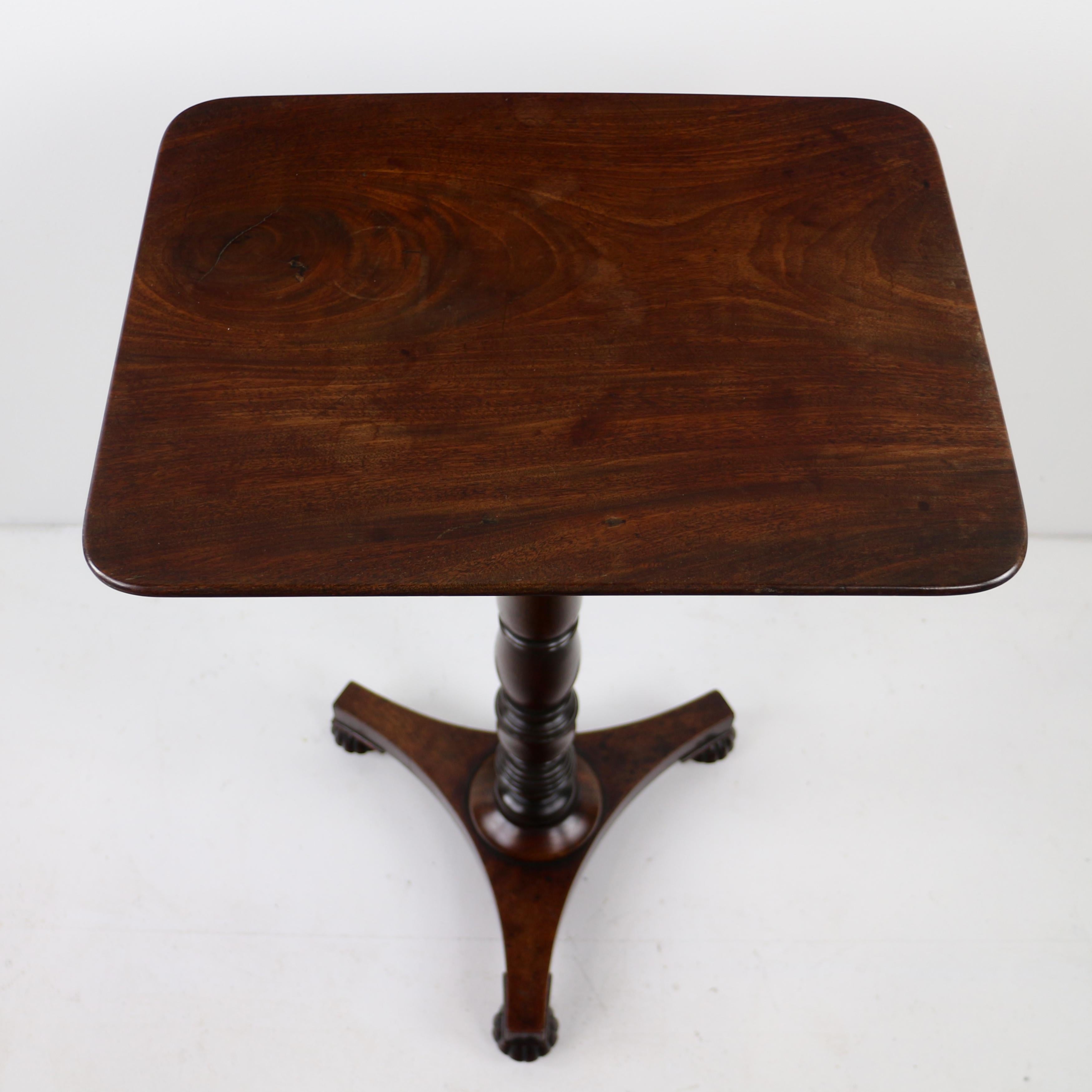 Paire de tables à vin ou d'appoint écossaises anciennes de style Régence en acajou en vente 12