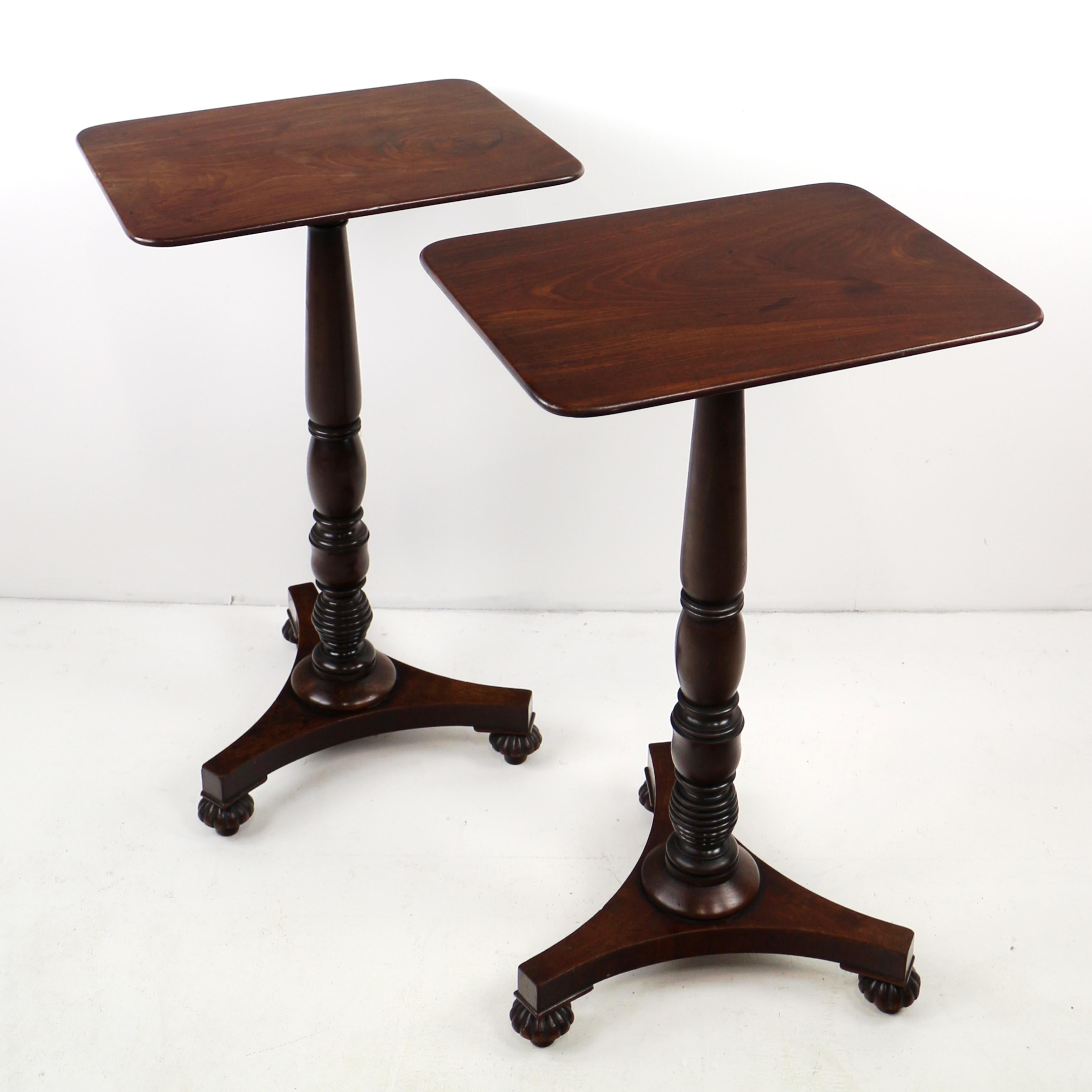 Paire de tables d'appoint ou à vin en acajou de style Régence écossais, probablement de James Mein de Kelso, et datant d'environ 1825.  Chacune a un plateau rectangulaire arrondi en acajou massif soutenu par une colonne tournée en anneau sur une