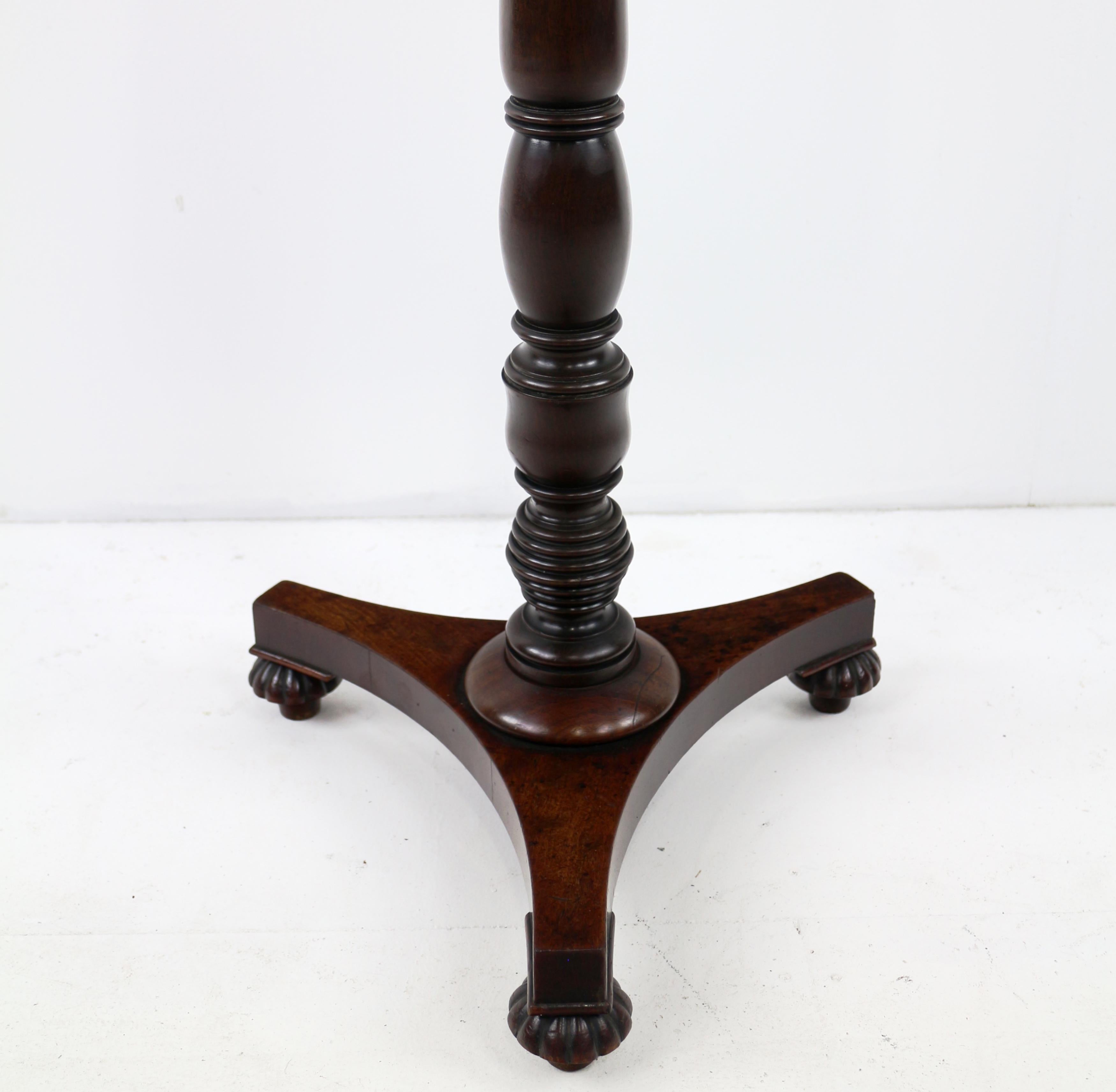 Paire de tables à vin ou d'appoint écossaises anciennes de style Régence en acajou en vente 13