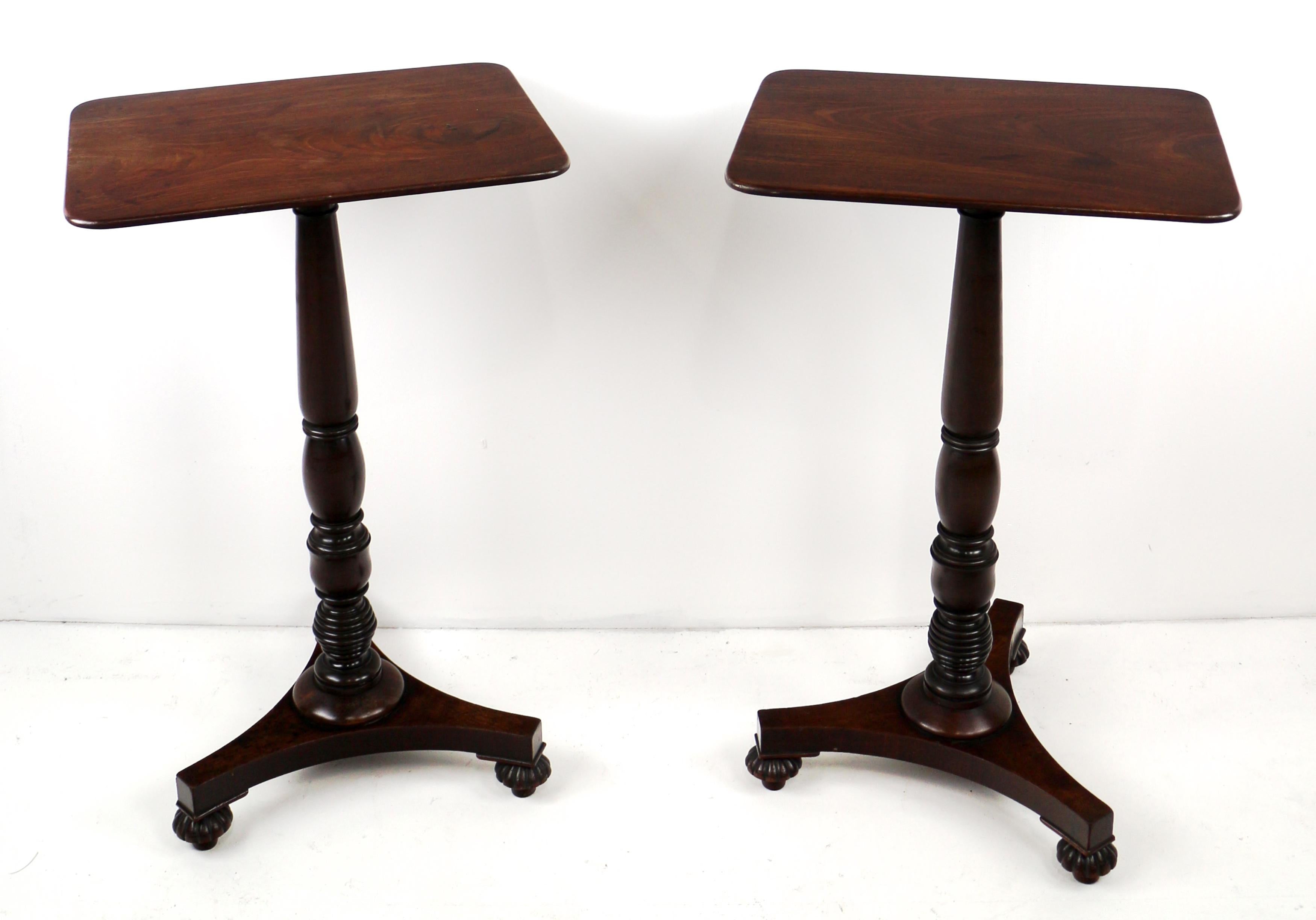 Écossais Paire de tables à vin ou d'appoint écossaises anciennes de style Régence en acajou en vente