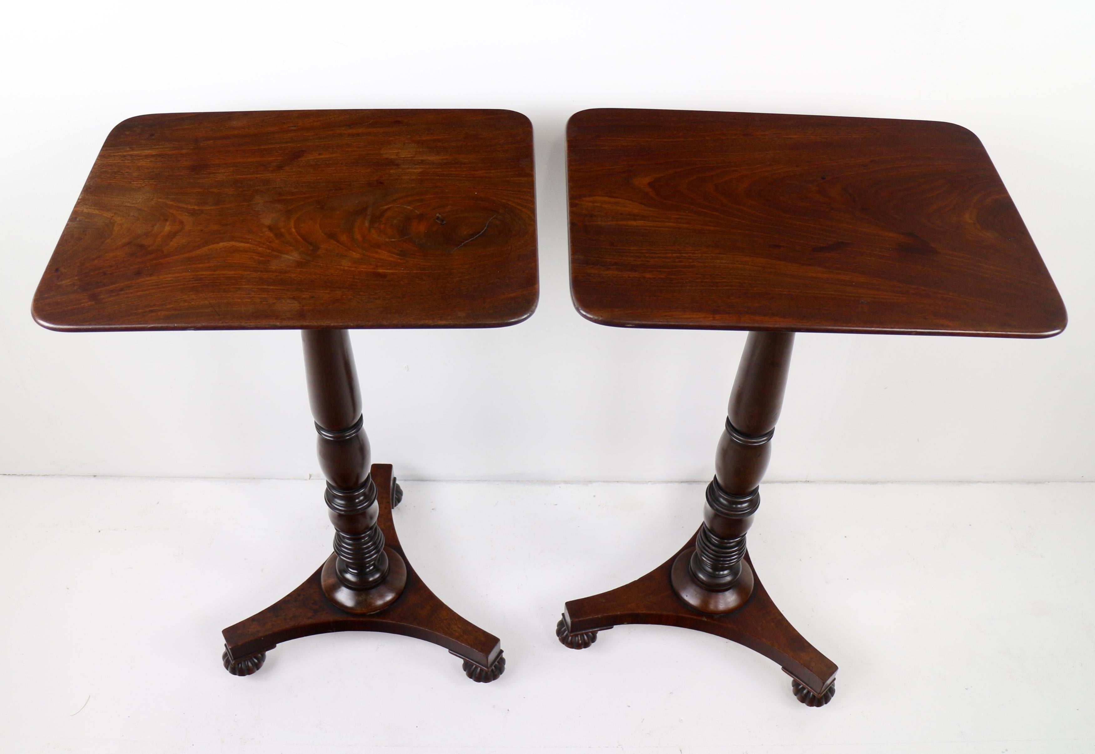 XIXe siècle Paire de tables à vin ou d'appoint écossaises anciennes de style Régence en acajou en vente