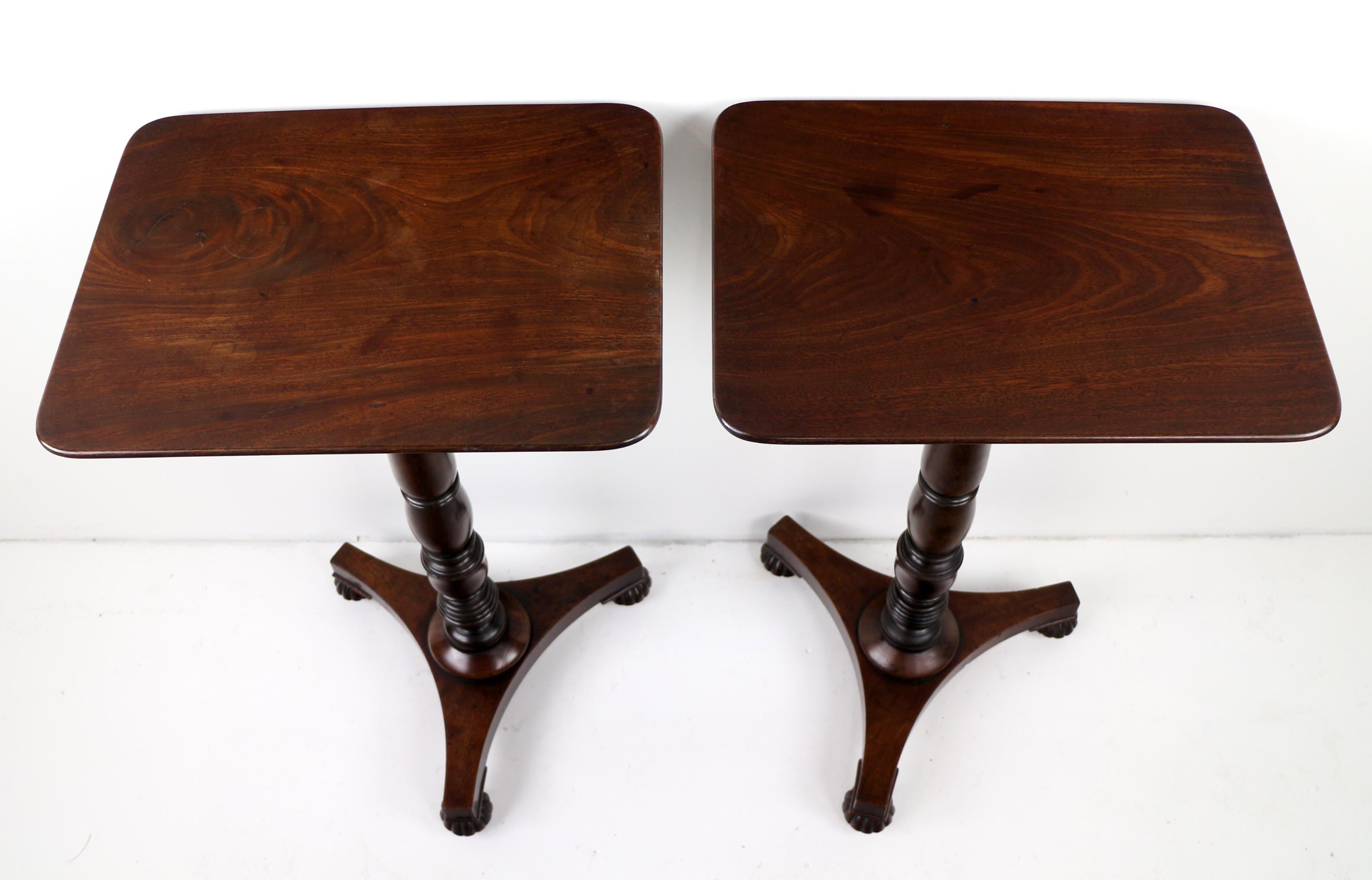 Acajou Paire de tables à vin ou d'appoint écossaises anciennes de style Régence en acajou en vente