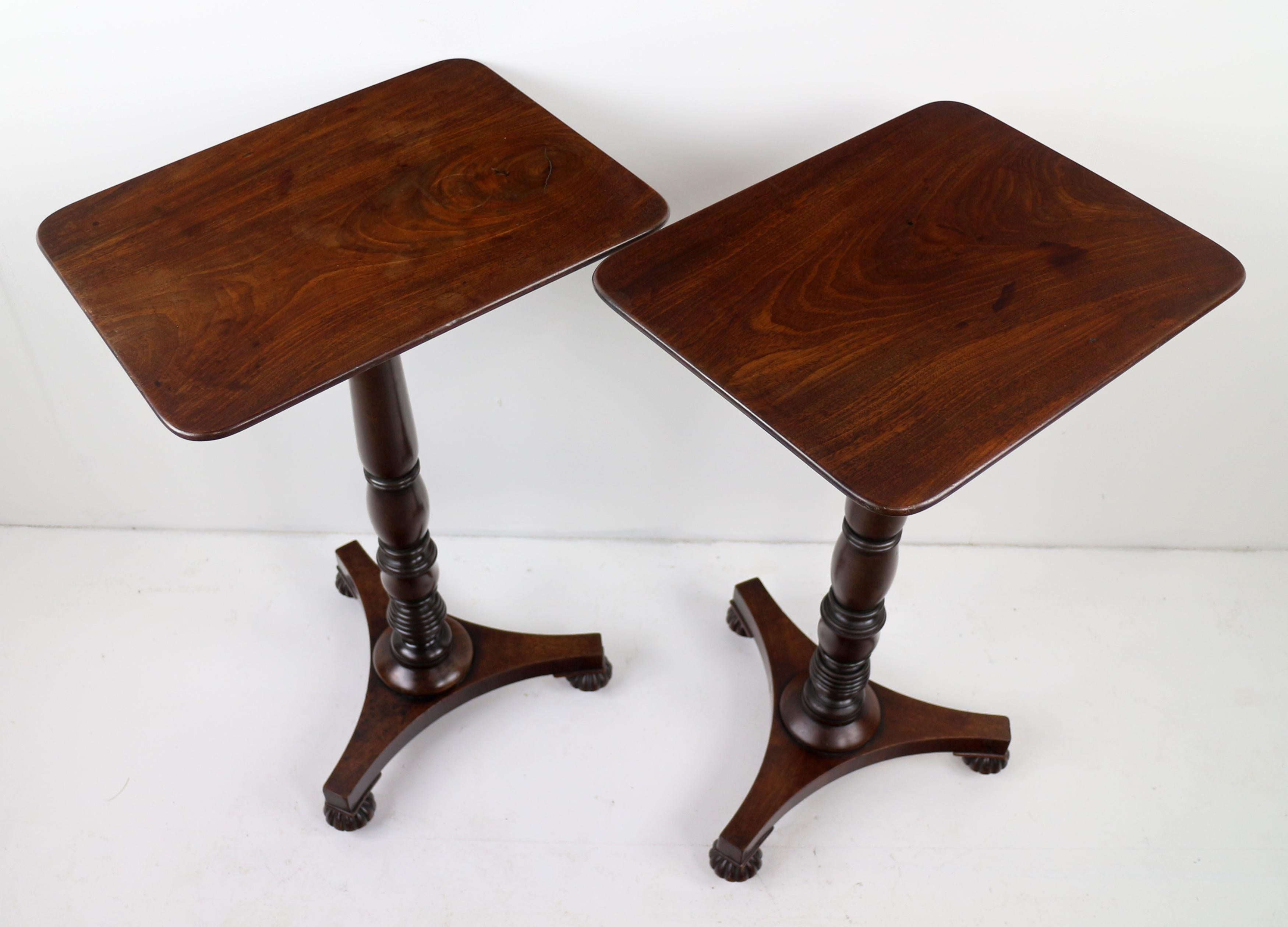 Paire de tables à vin ou d'appoint écossaises anciennes de style Régence en acajou en vente 1
