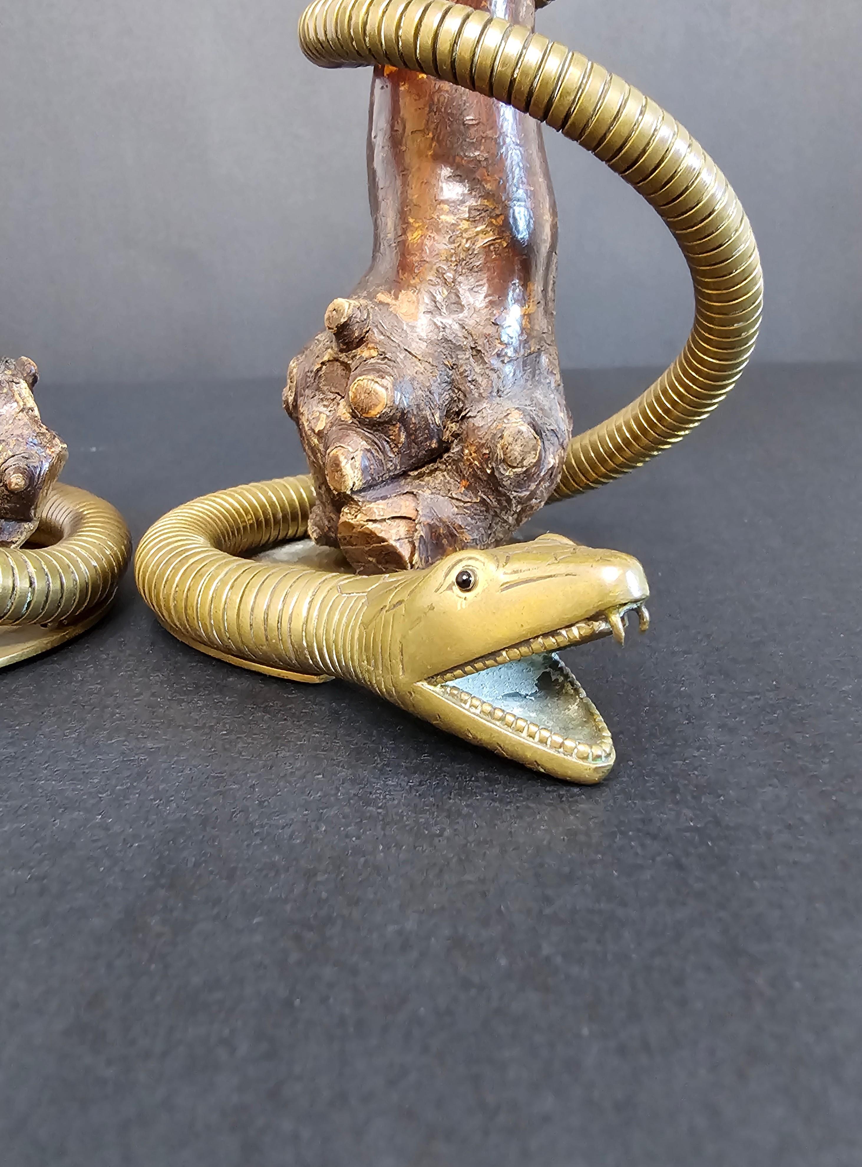 Paar antike skulpturale Kerzenständer aus Messing mit Schlange aus Wurzelholz im Angebot 6