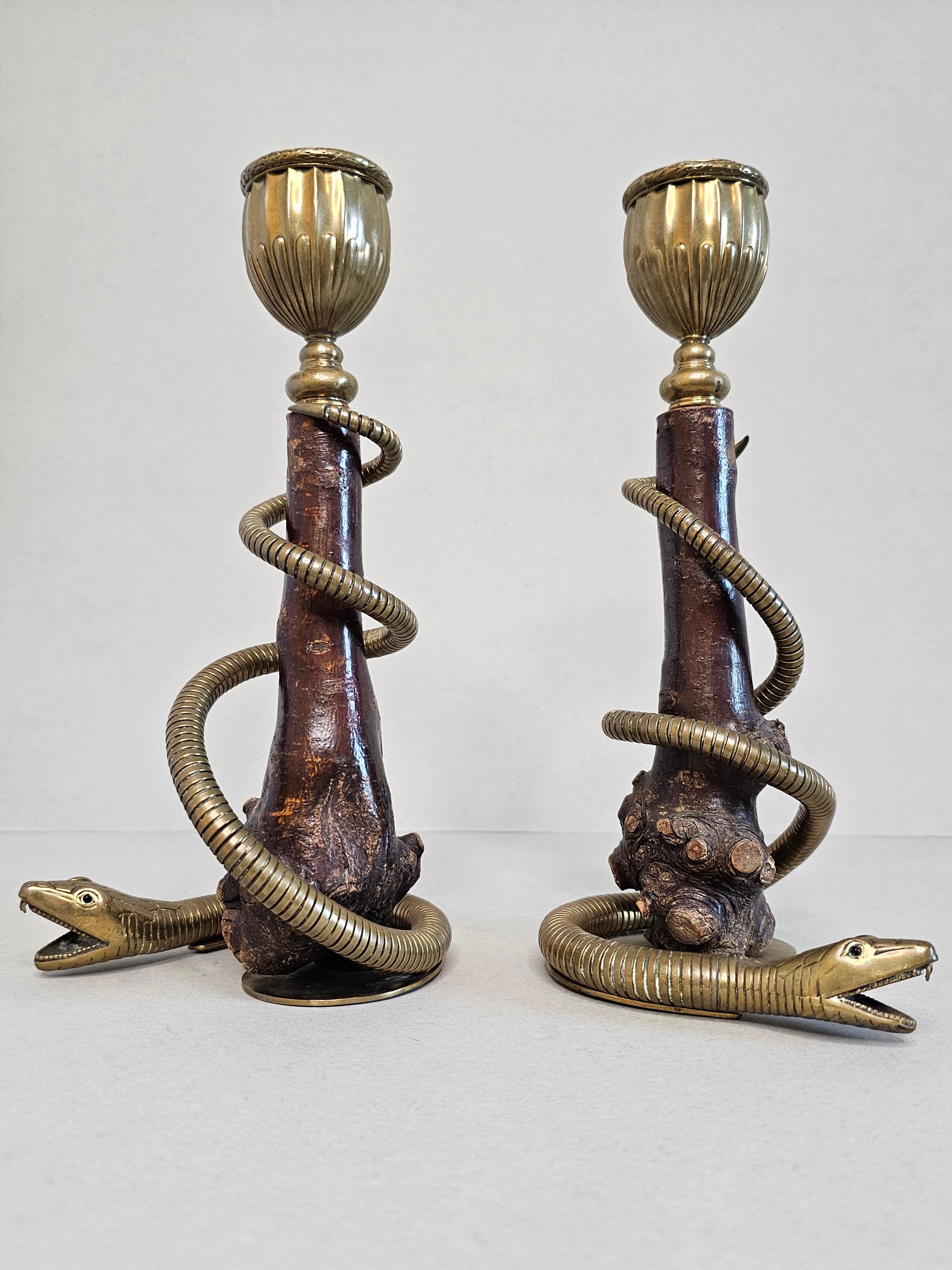 Paar antike skulpturale Kerzenständer aus Messing mit Schlange aus Wurzelholz im Angebot 8
