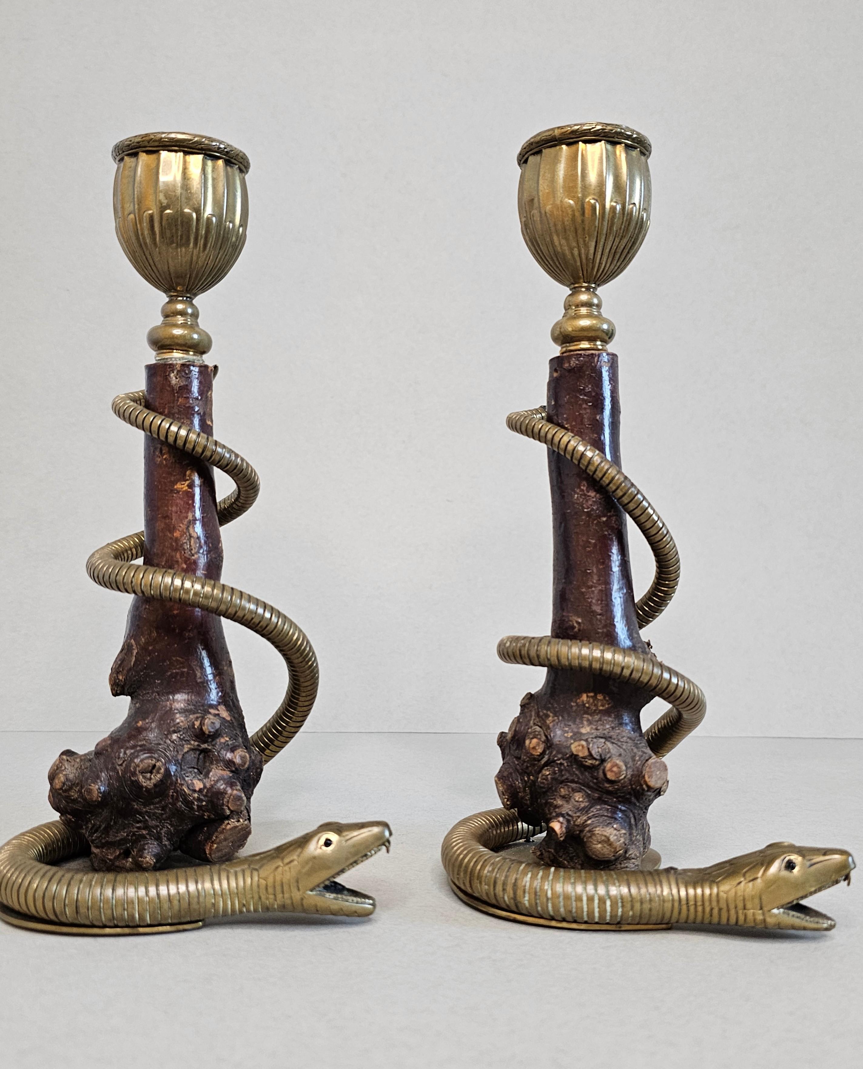 Paar antike skulpturale Kerzenständer aus Messing mit Schlange aus Wurzelholz im Angebot 10