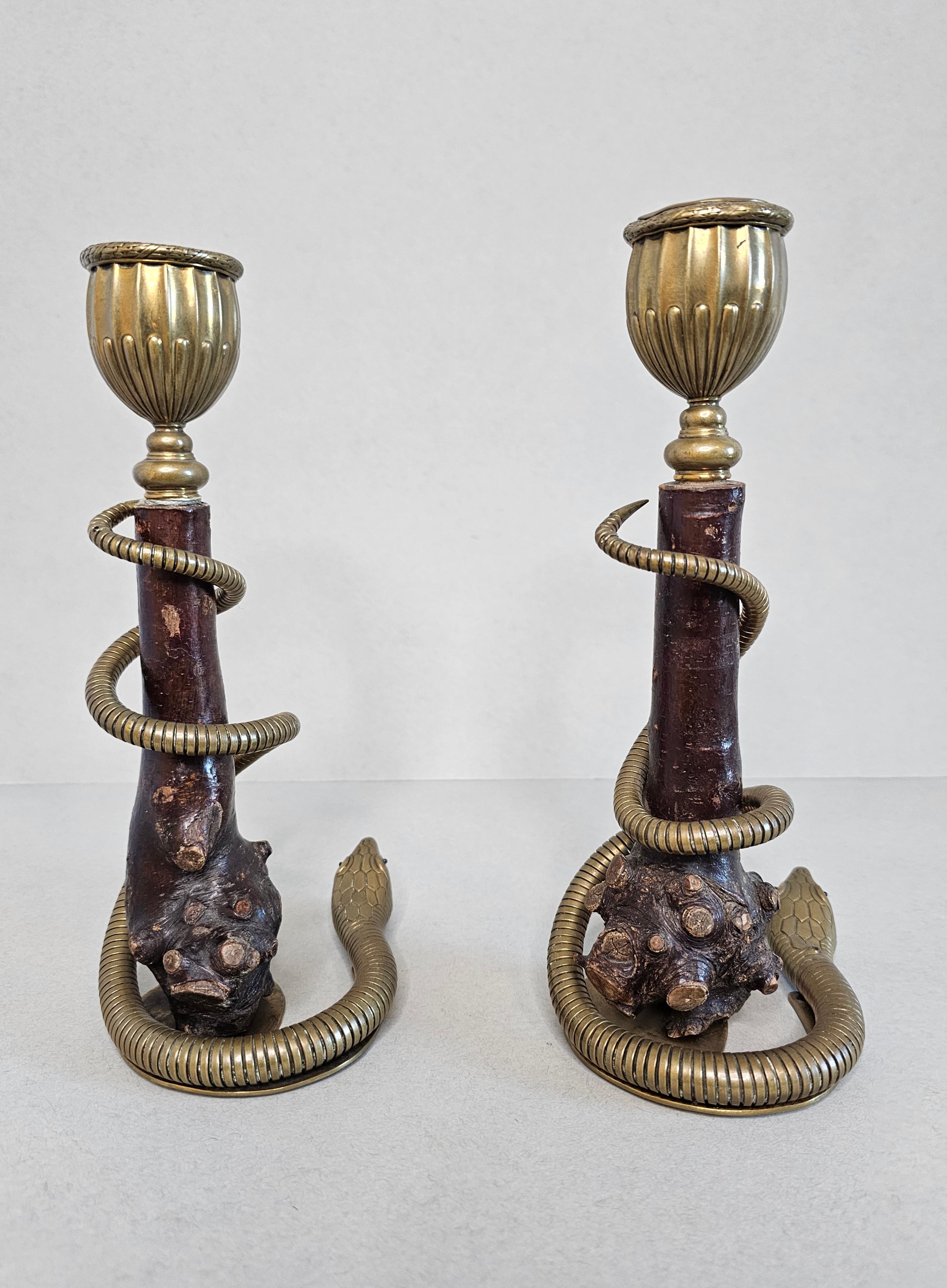 Paar antike skulpturale Kerzenständer aus Messing mit Schlange aus Wurzelholz im Angebot 12