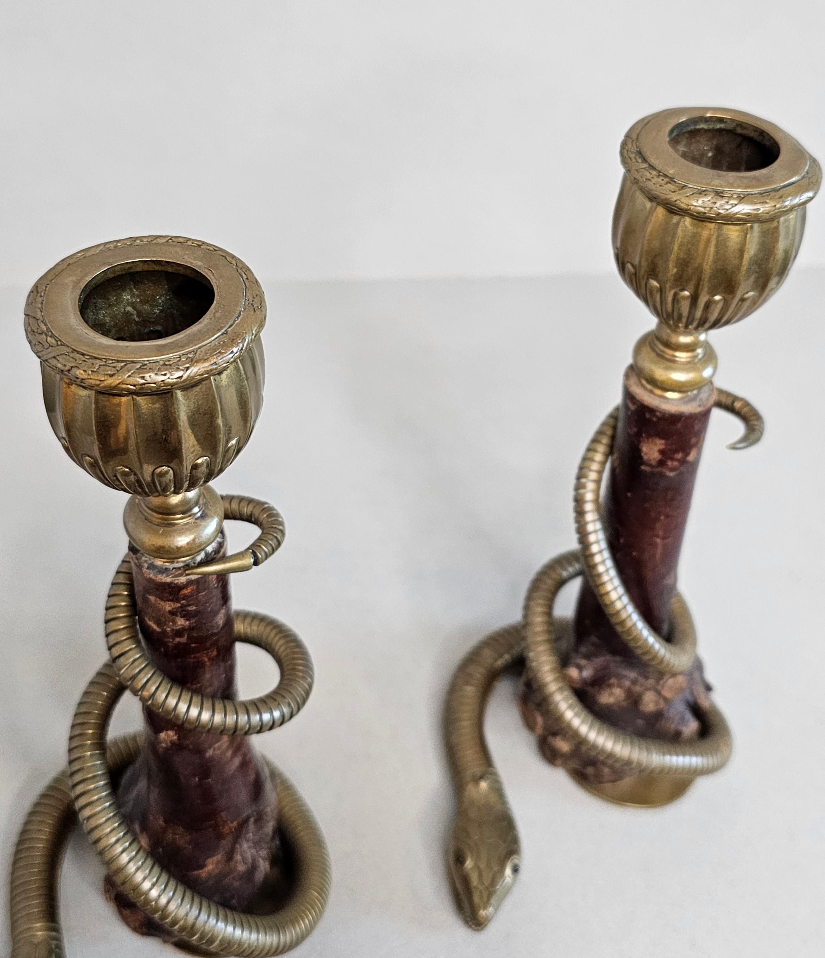 Paar antike skulpturale Kerzenständer aus Messing mit Schlange aus Wurzelholz im Angebot 13