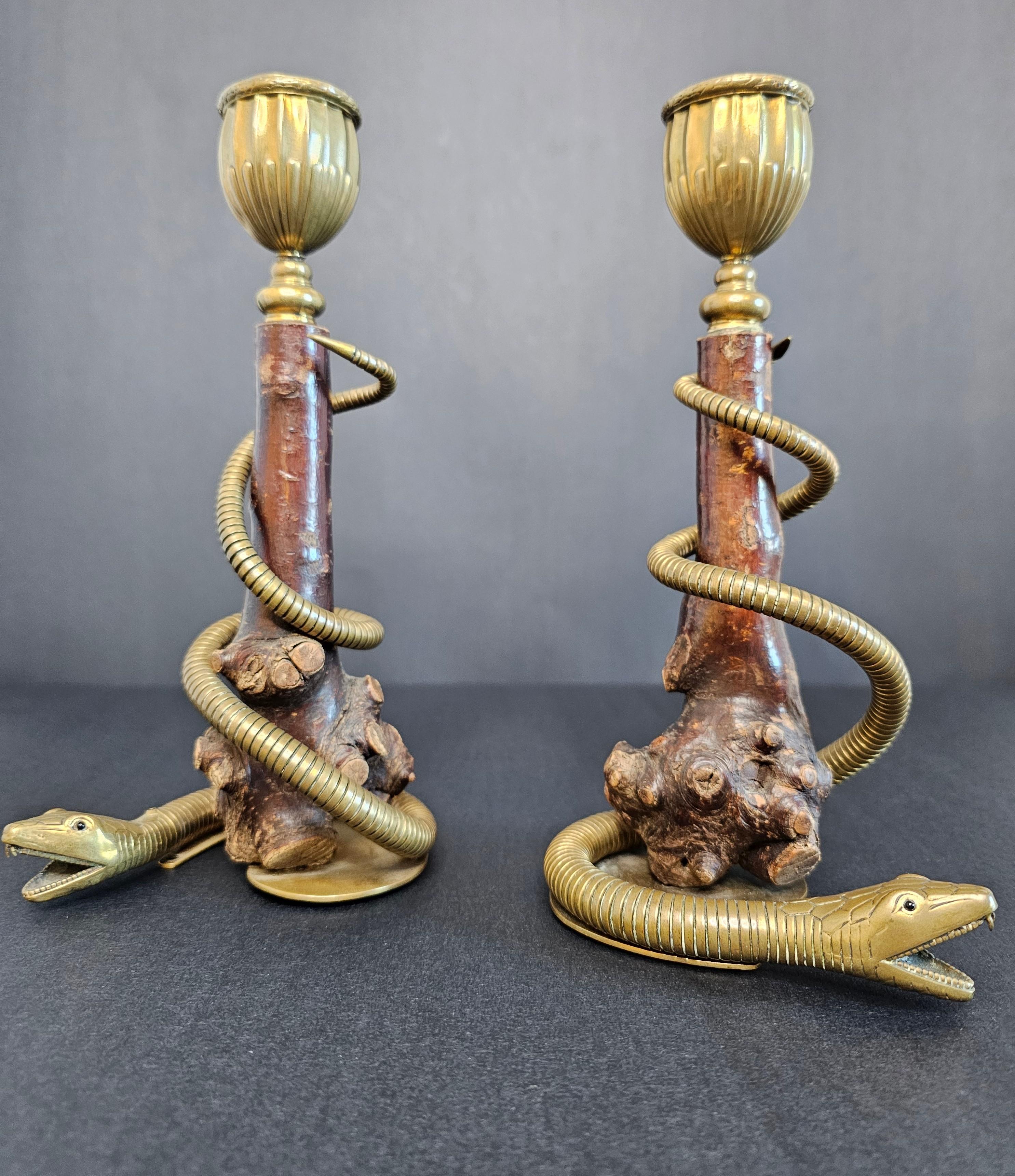 Paar antike skulpturale Kerzenständer aus Messing mit Schlange aus Wurzelholz (Handgefertigt) im Angebot