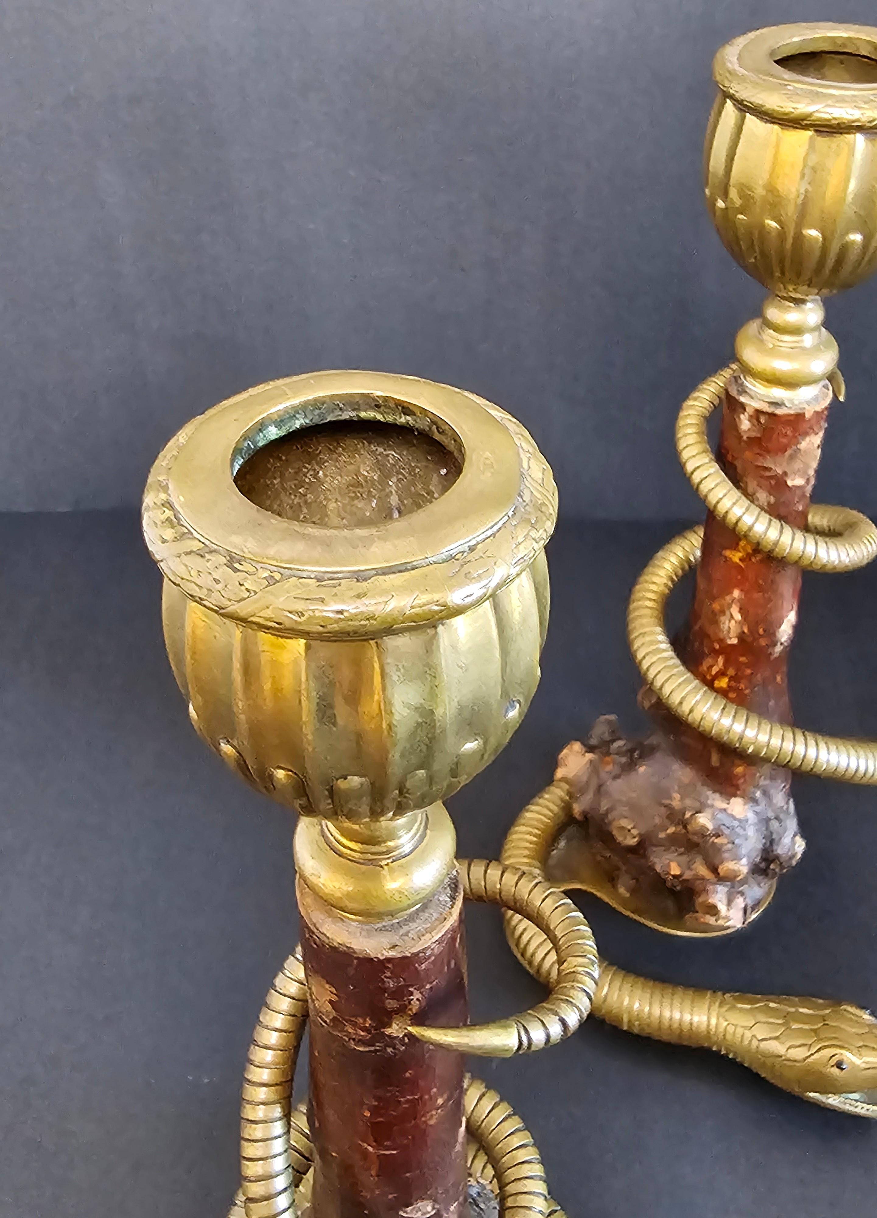 Paar antike skulpturale Kerzenständer aus Messing mit Schlange aus Wurzelholz im Angebot 3