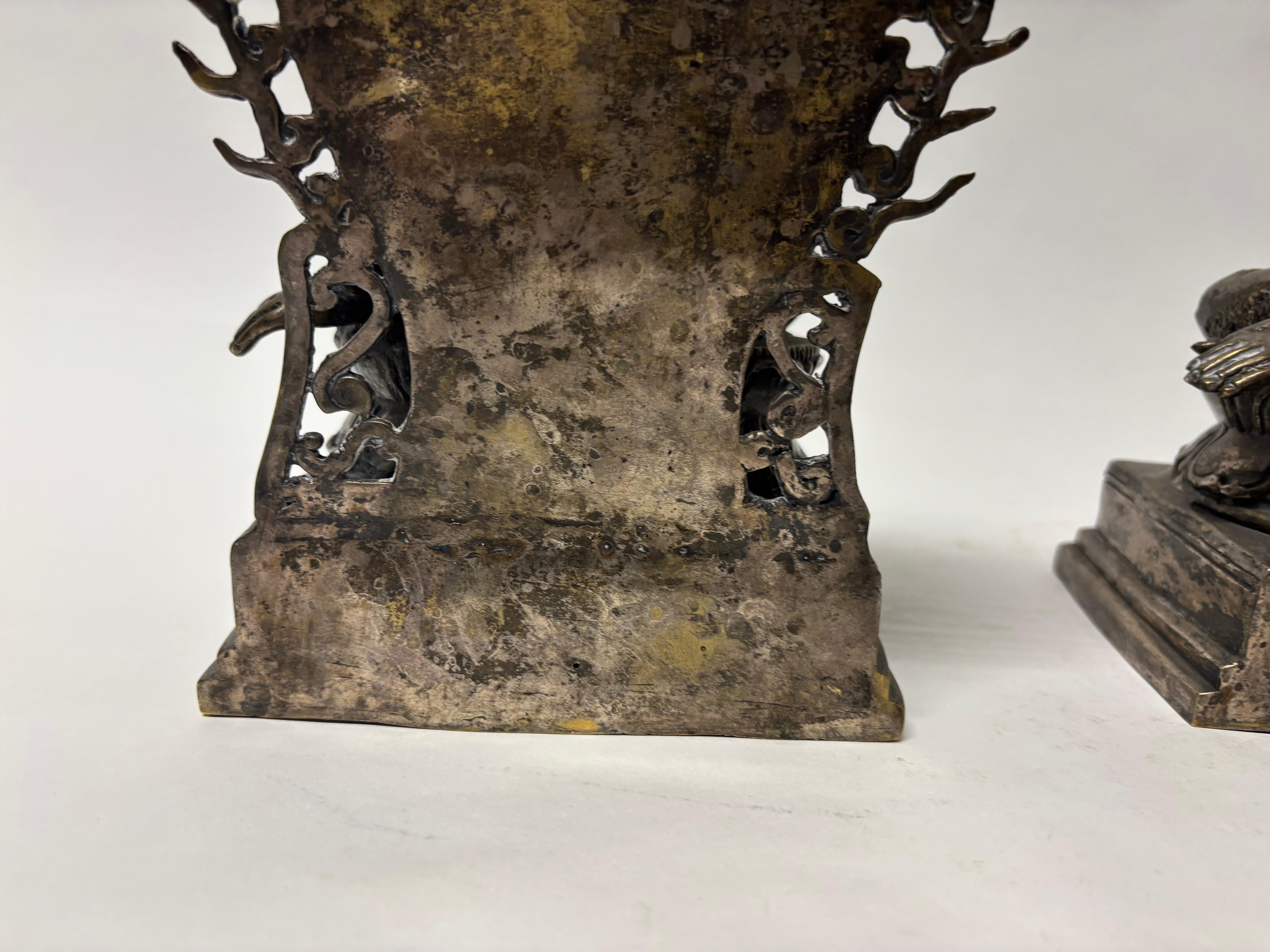 Paire de Bouddhas assis anciens en bronze du Sud-Est en vente 4