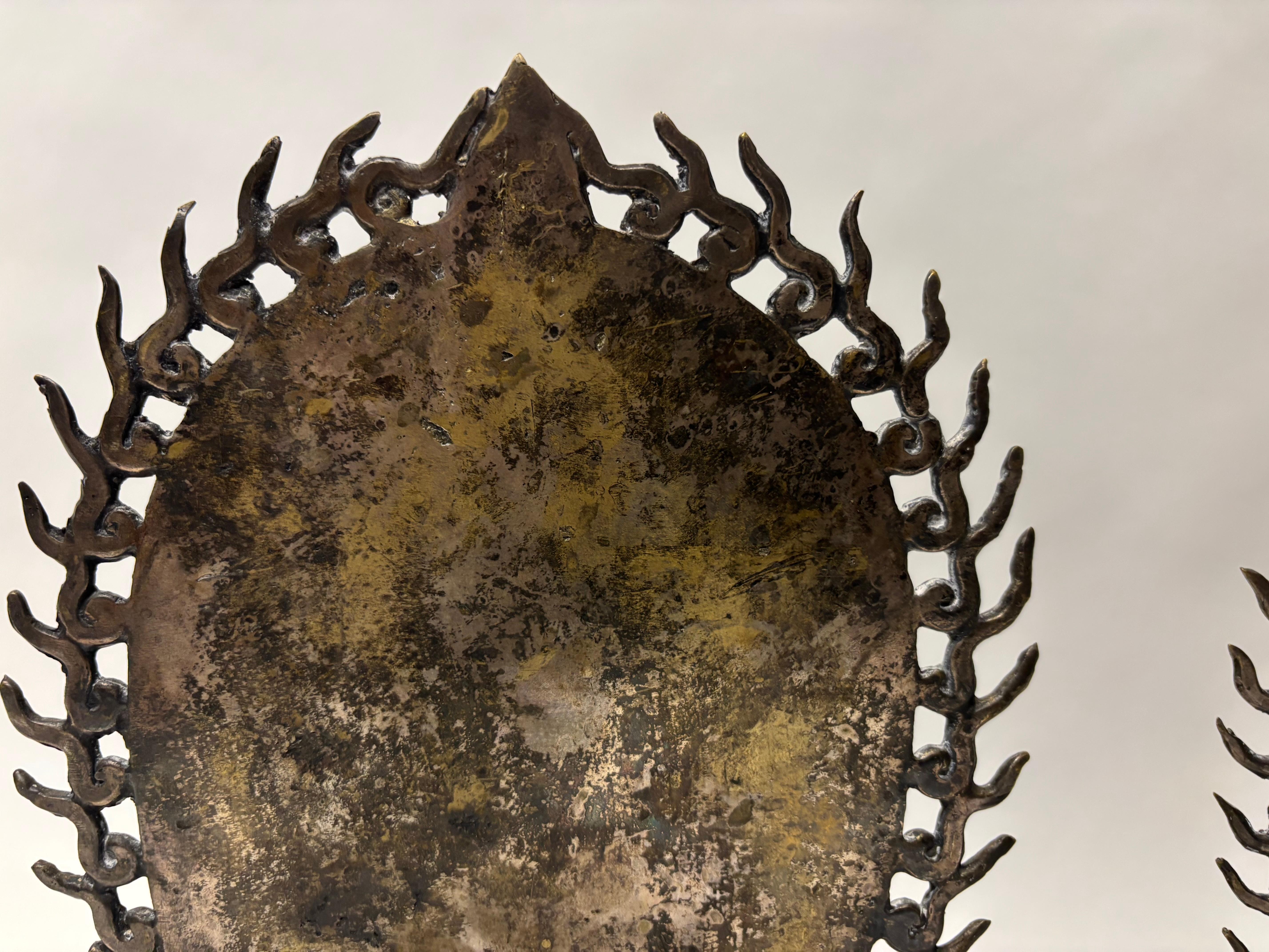 Paire de Bouddhas assis anciens en bronze du Sud-Est en vente 6