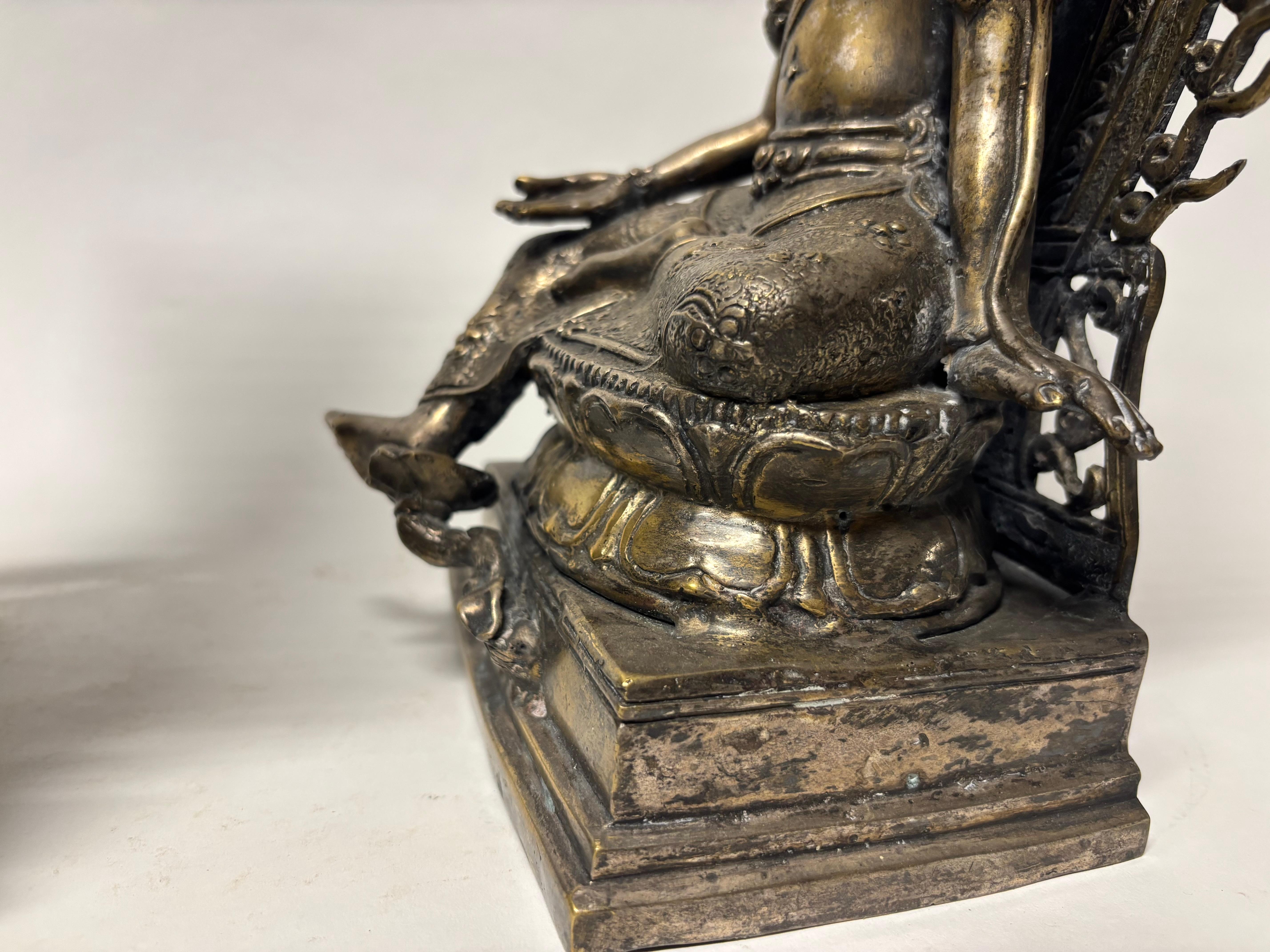 Paire de Bouddhas assis anciens en bronze du Sud-Est en vente 8