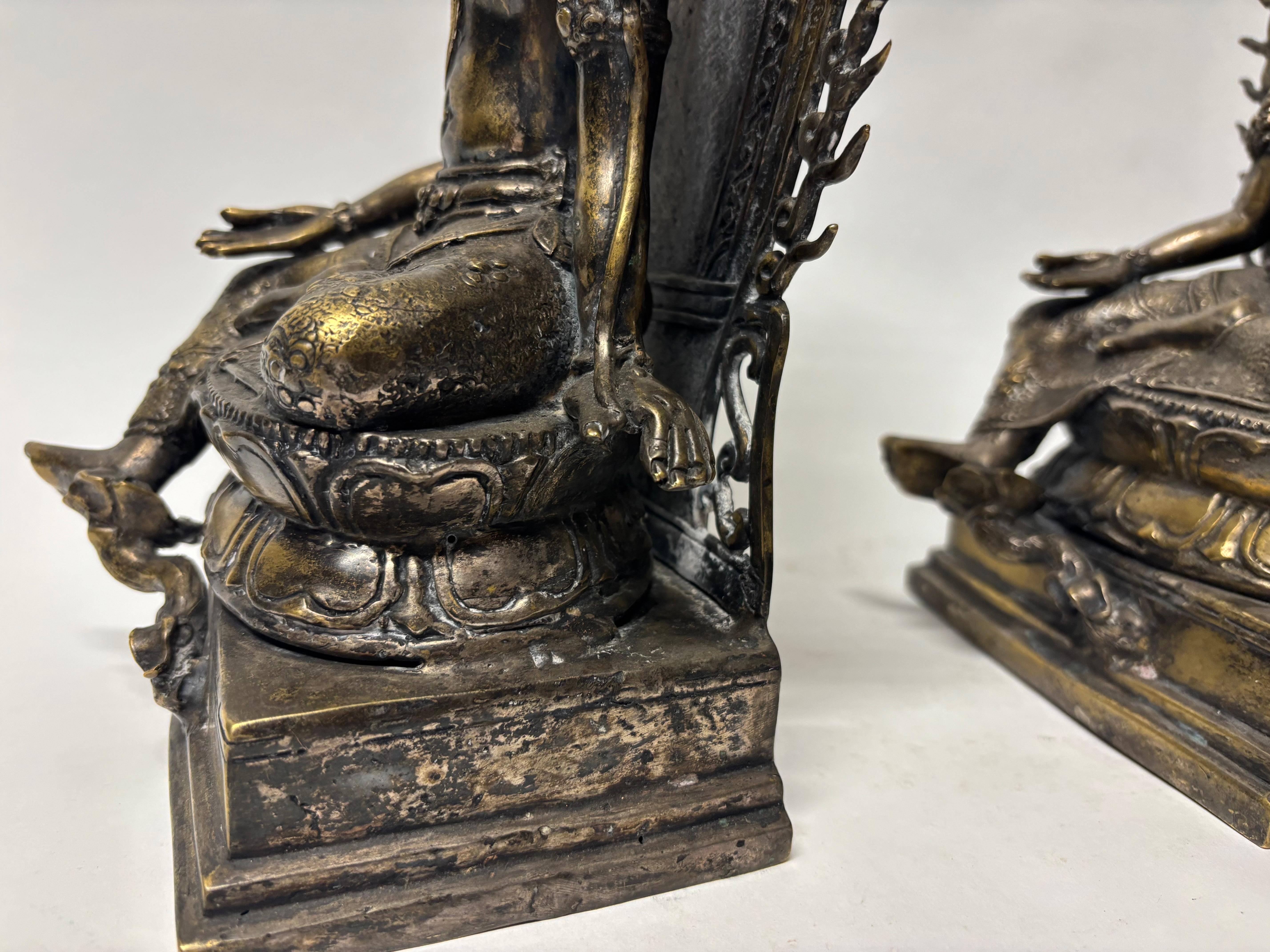 Paire de Bouddhas assis anciens en bronze du Sud-Est en vente 9