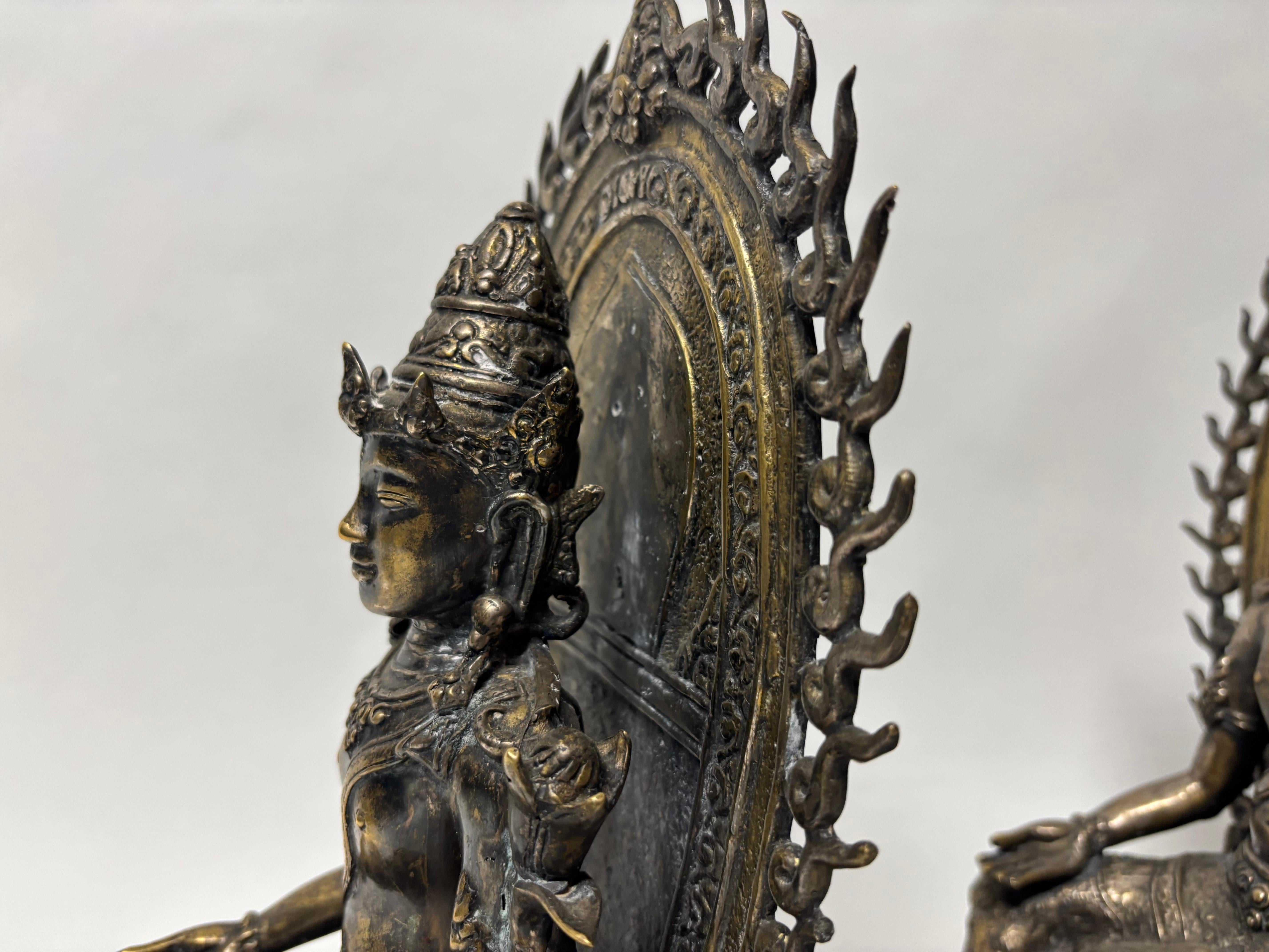 Paire de Bouddhas assis anciens en bronze du Sud-Est en vente 10