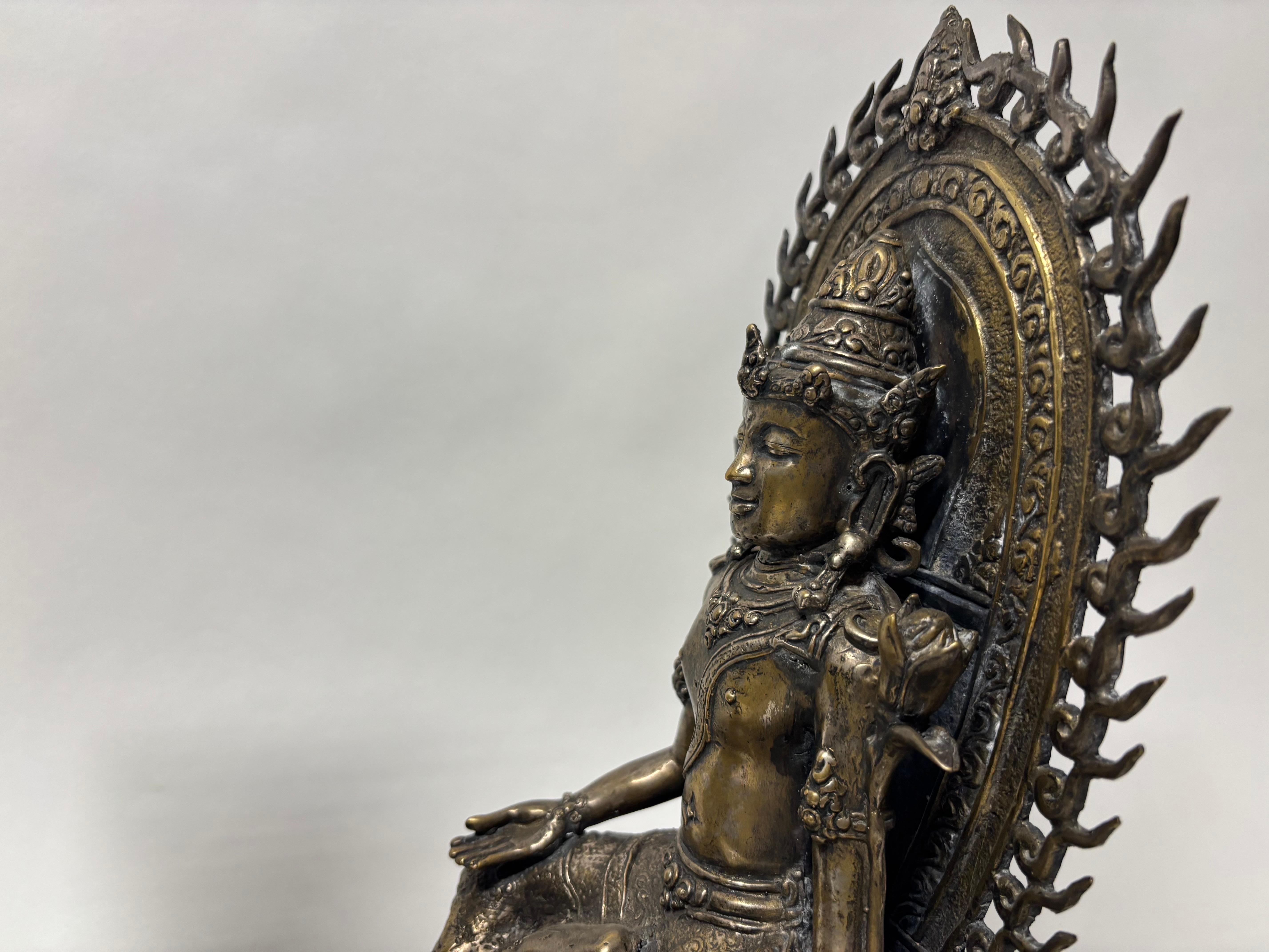Paire de Bouddhas assis anciens en bronze du Sud-Est en vente 11