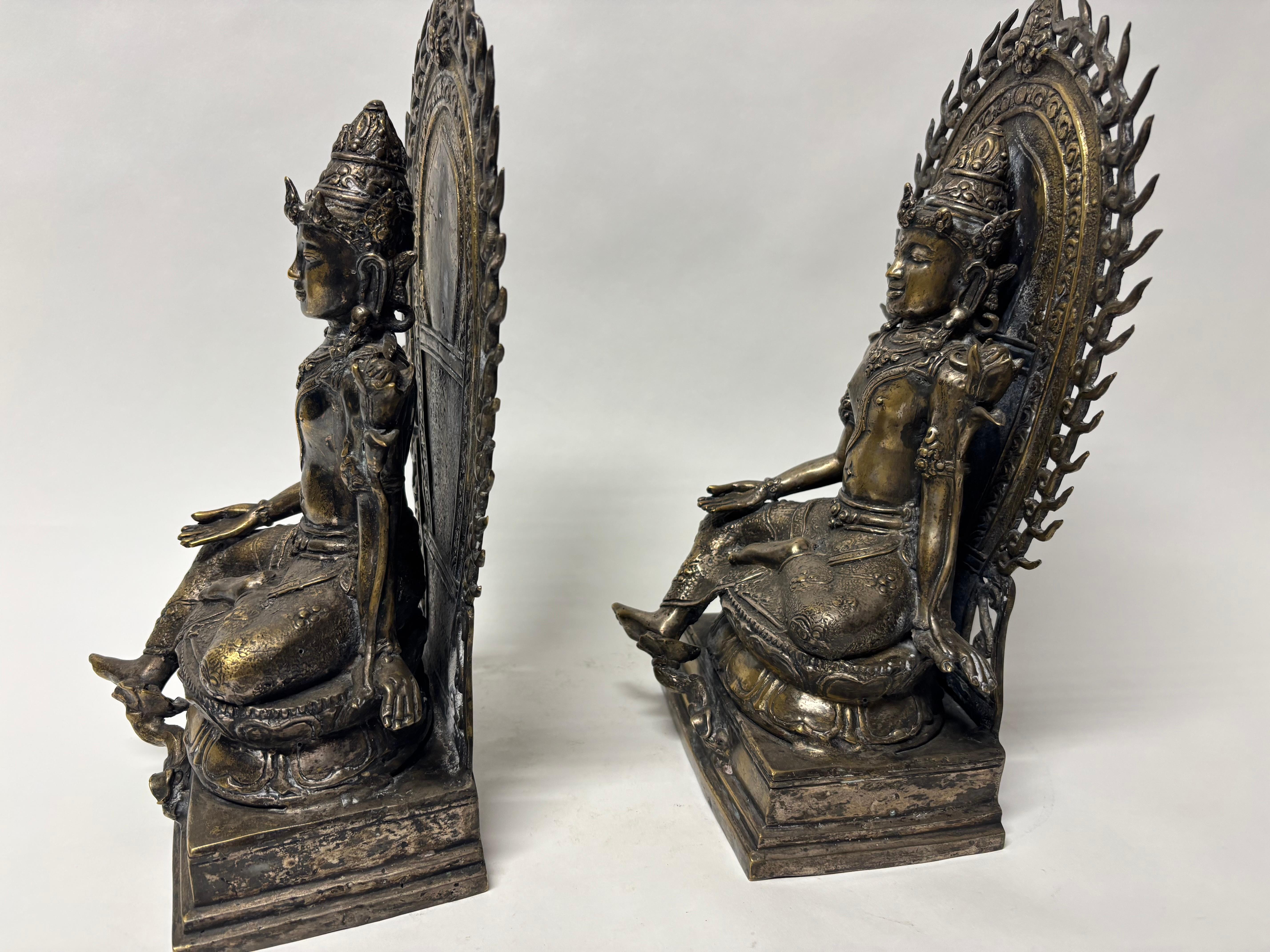 Paire de Bouddhas assis anciens en bronze du Sud-Est en vente 12