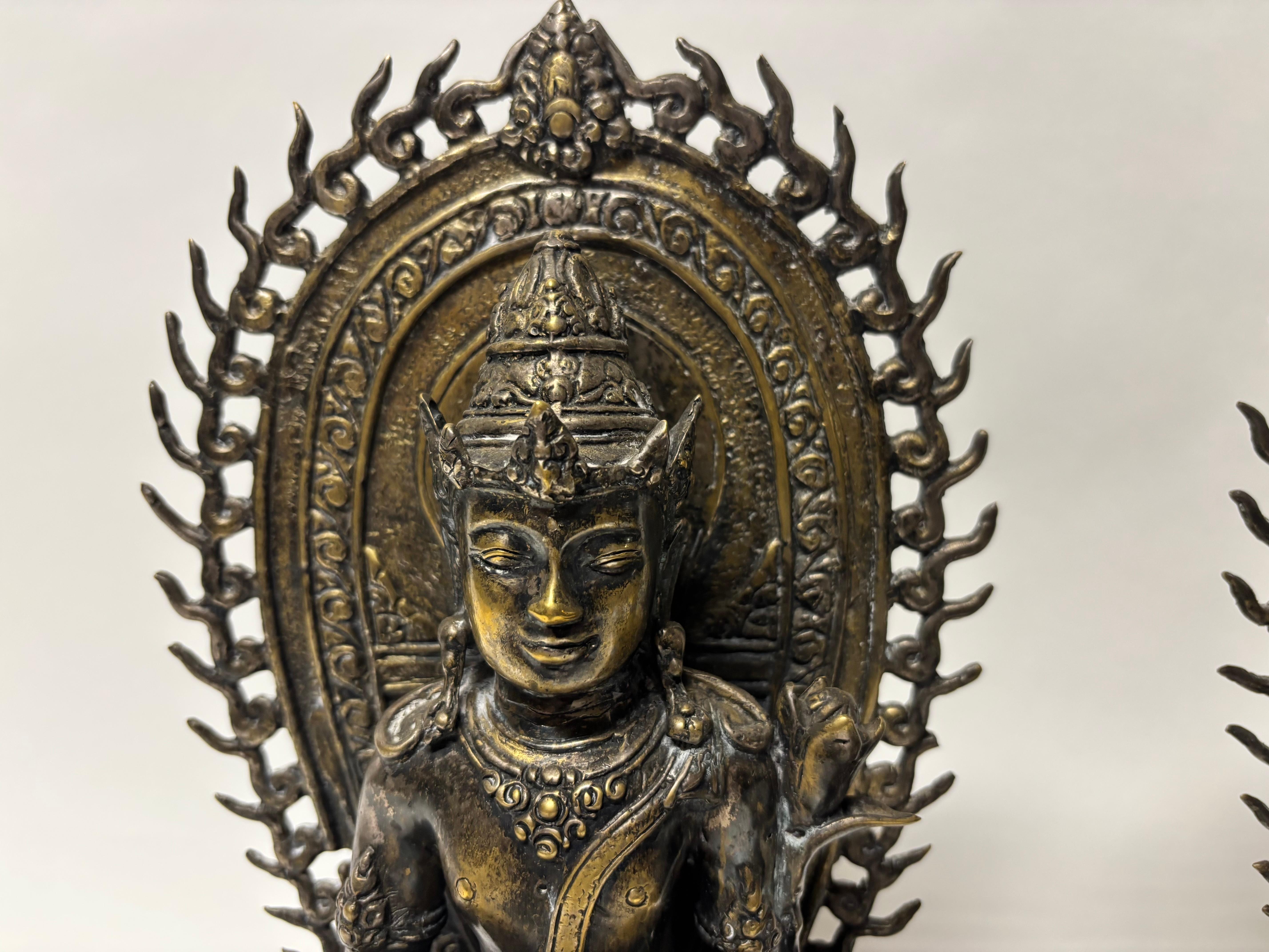 Paire de Bouddhas assis anciens en bronze du Sud-Est en vente 14