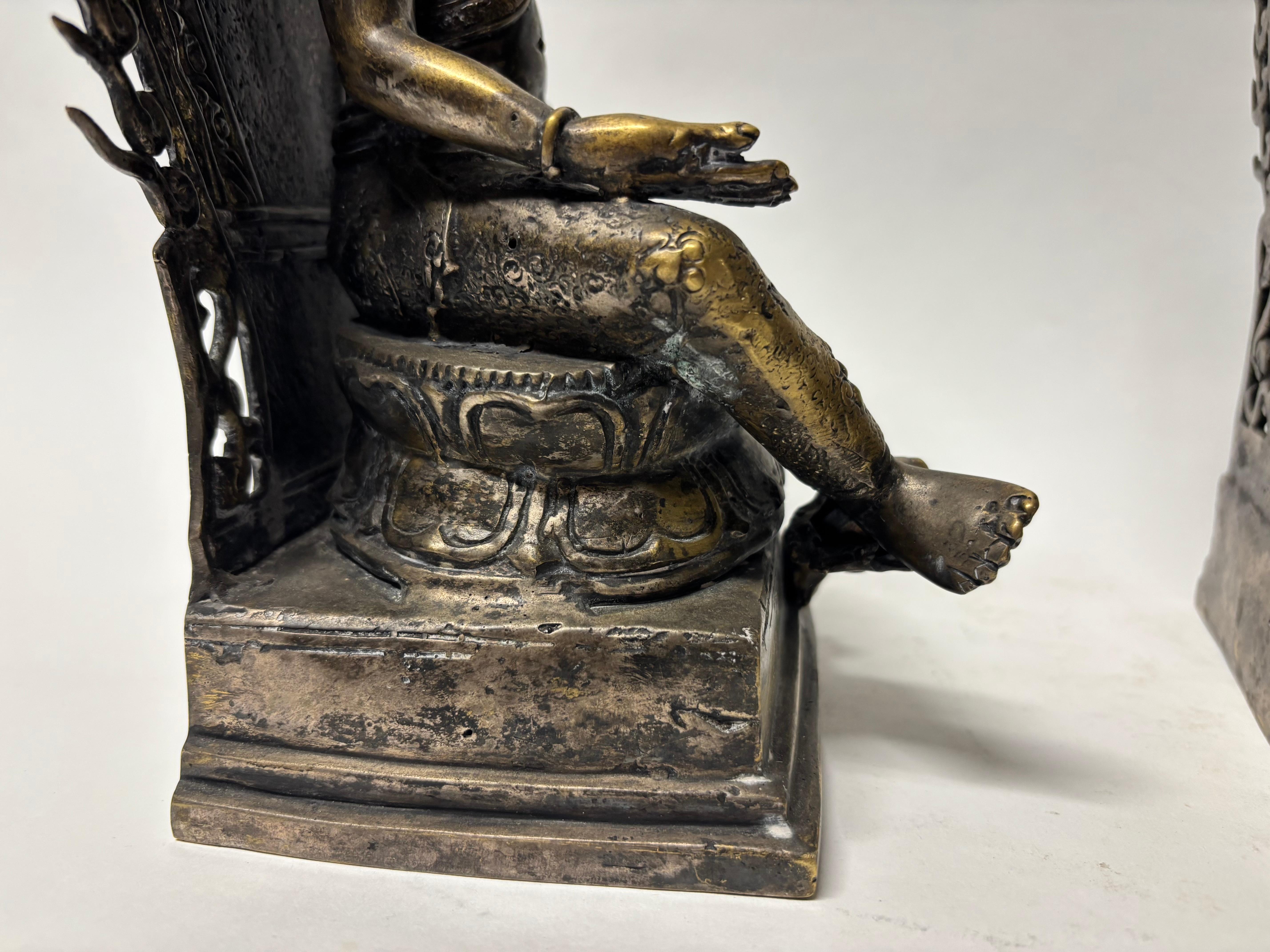 Paire de Bouddhas assis anciens en bronze du Sud-Est en vente 1
