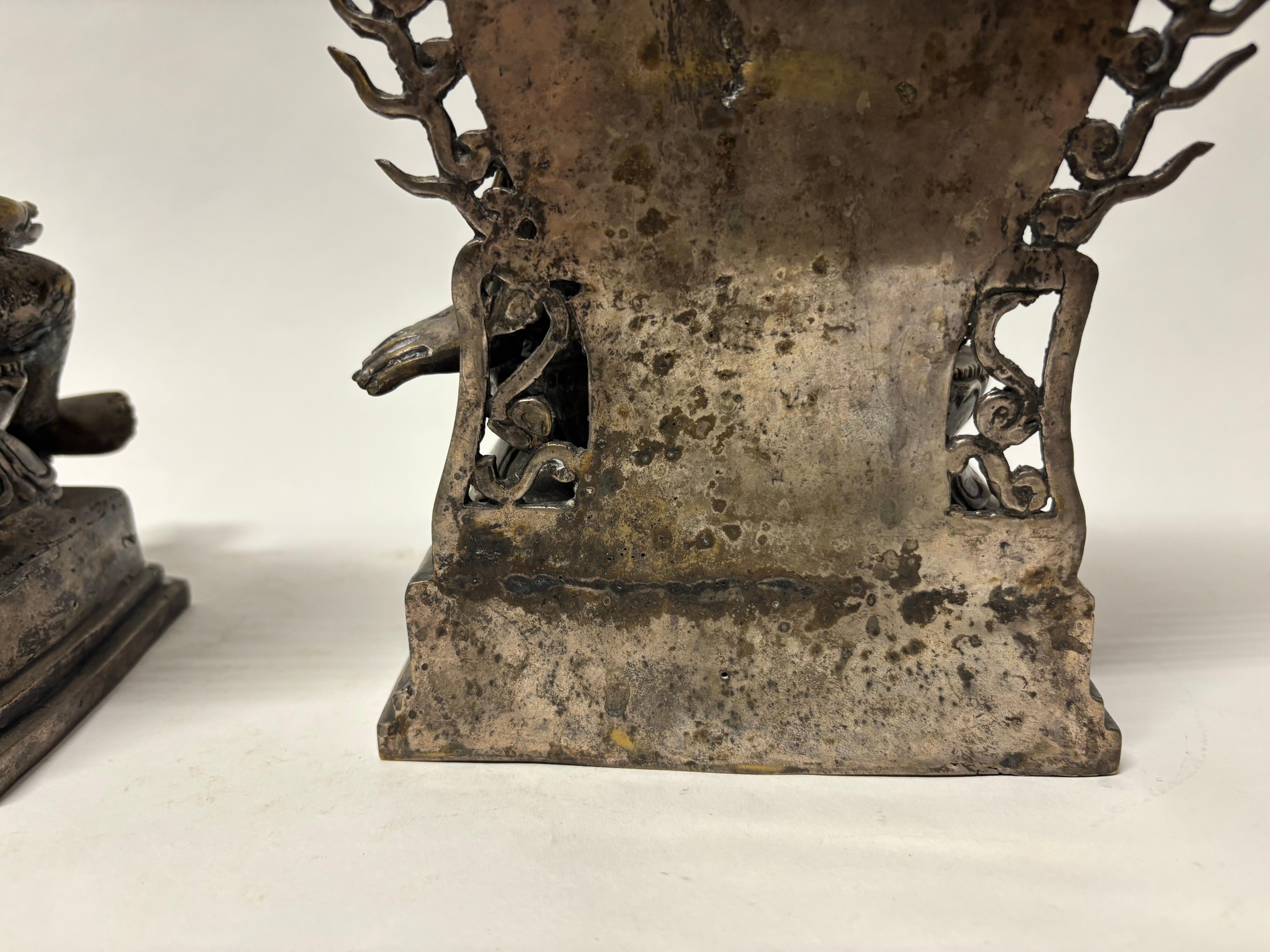 Paire de Bouddhas assis anciens en bronze du Sud-Est en vente 3