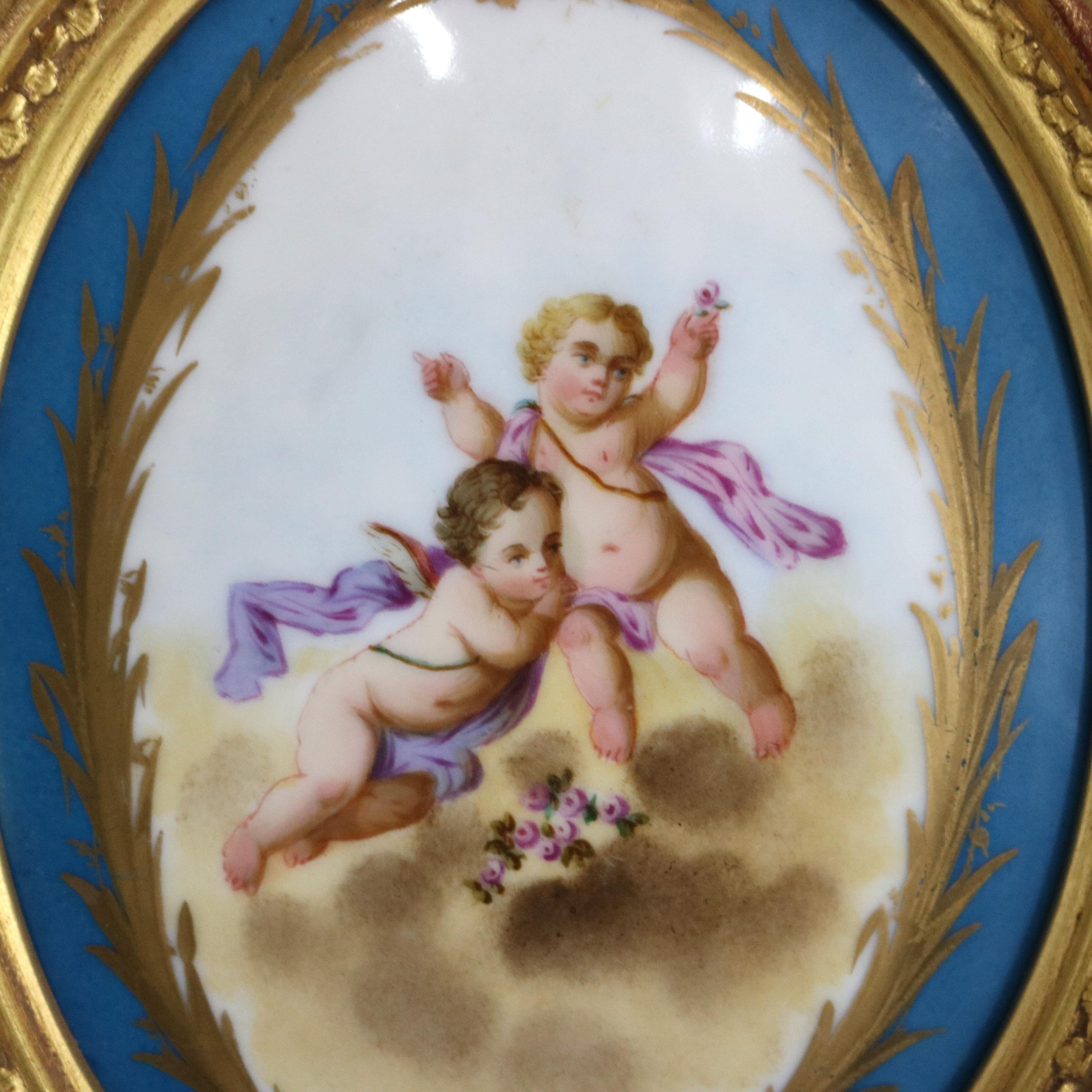 Pareja de placas antiguas de porcelana neoclásica de Sevres con querubines C1890

Medidas - 10,75 