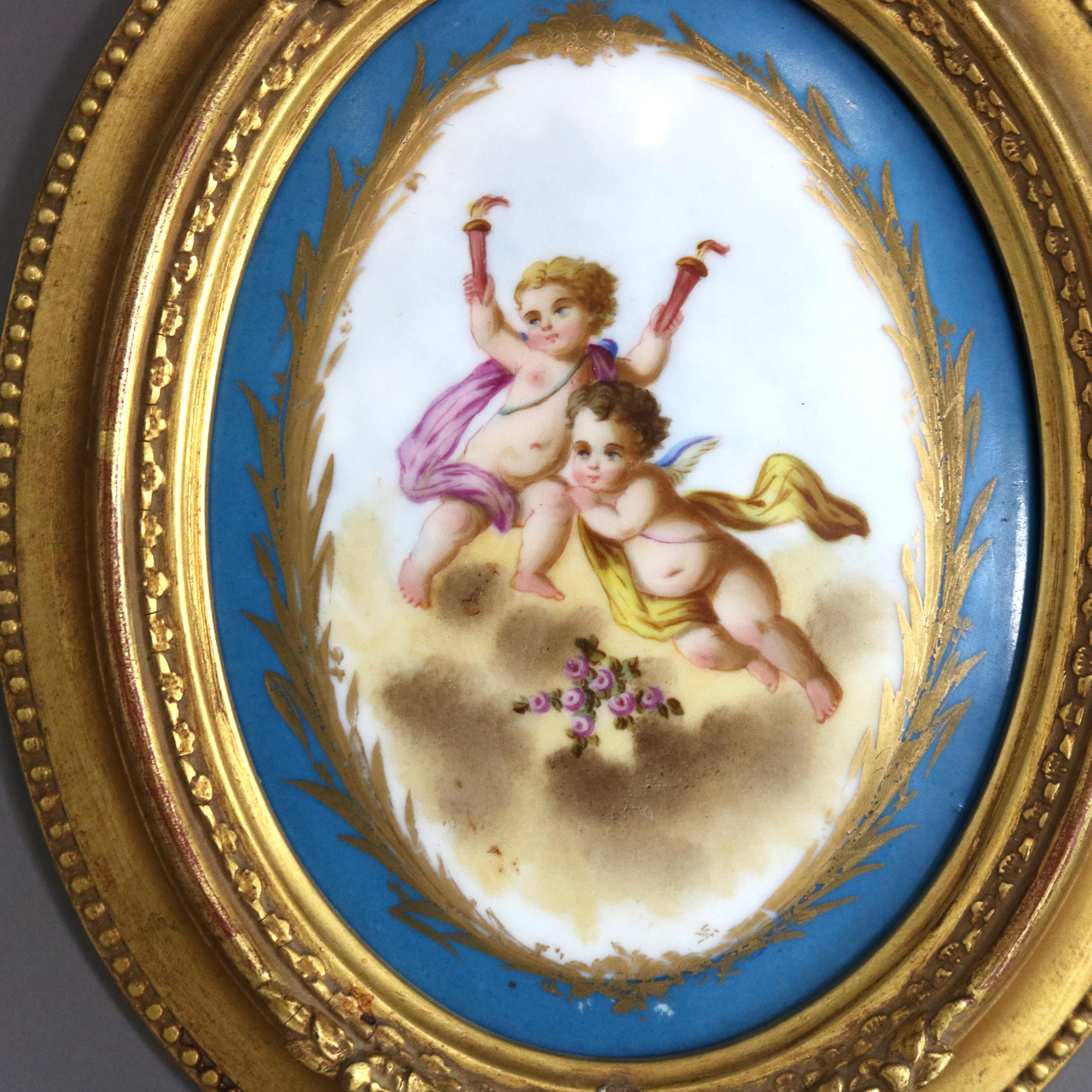 Pareja de placas antiguas de porcelana neoclásica de Sevres con querubines C1890 en Bueno Estado en Big Flats, NY