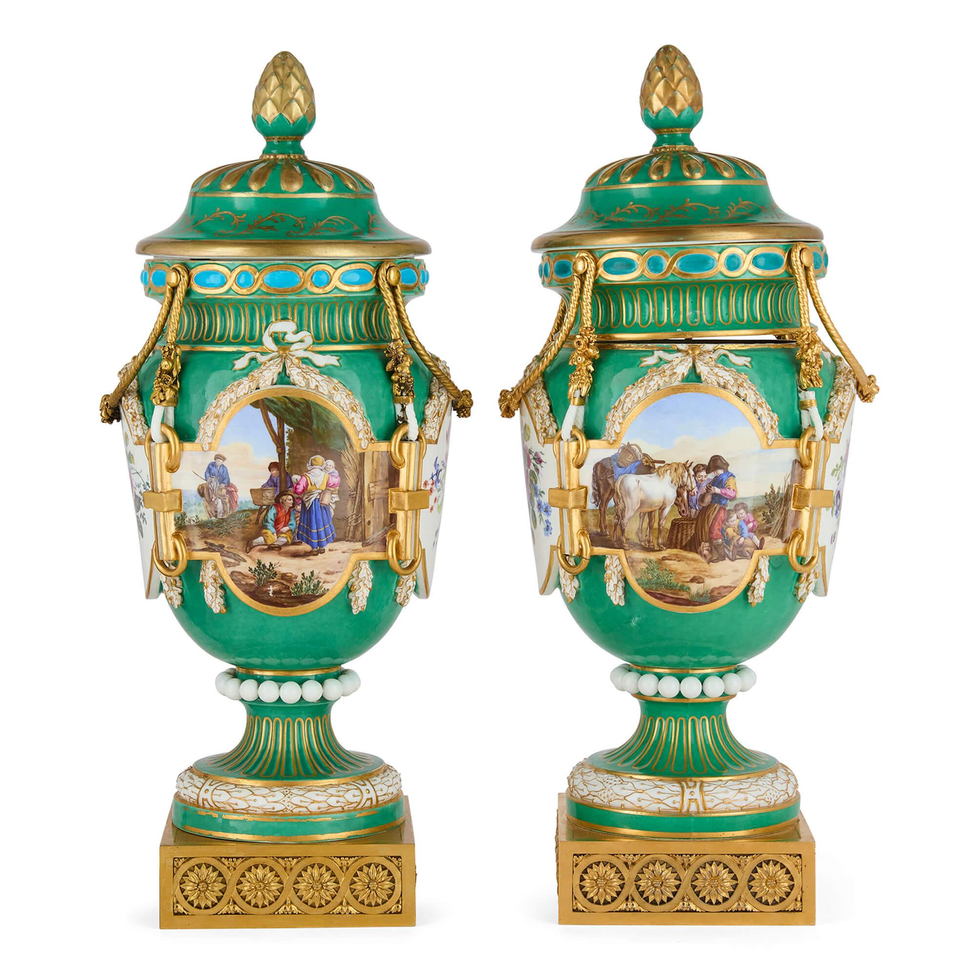 Pareja de jarrones antiguos de porcelana de Sèvres montados en ormolu
Francés, siglo XVIII 
Altura 50 cm, diámetro 21 cm

Del siglo XVIII, este distinguido par de jarrones de porcelana procede de la célebre manufactura de Sèvres. 

Sobre bases