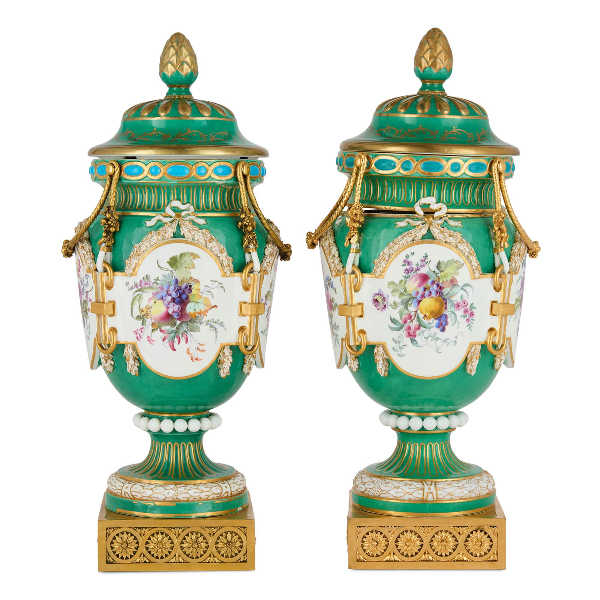 Pareja de Jarrones Antiguos de Porcelana de Sèvres Montados en Ormolu Luis XVI en venta