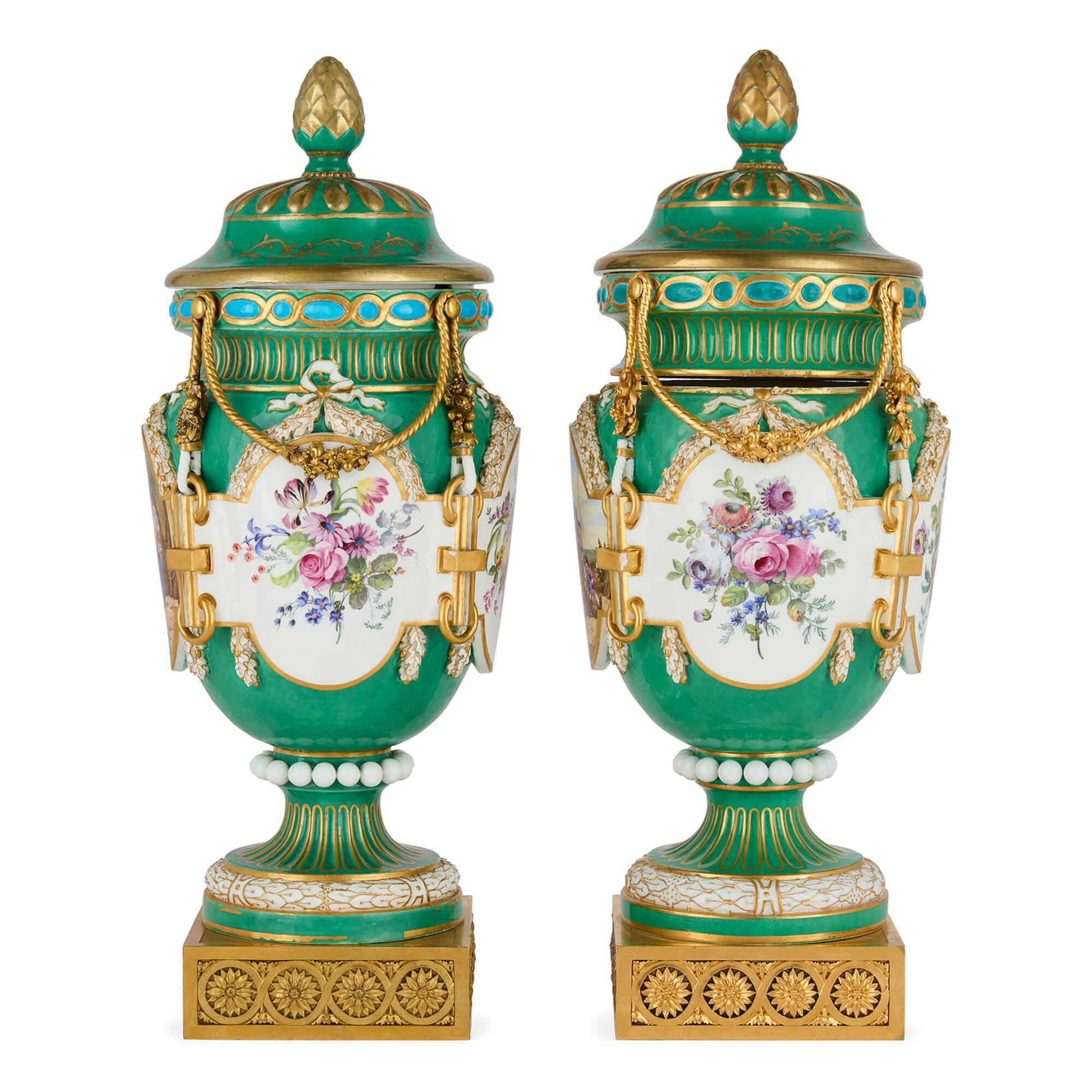 Pareja de Jarrones Antiguos de Porcelana de Sèvres Montados en Ormolu Francés en venta