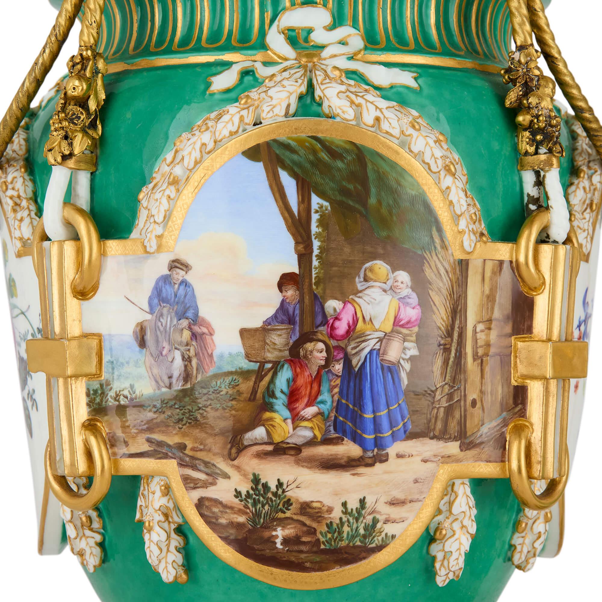 Pareja de Jarrones Antiguos de Porcelana de Sèvres Montados en Ormolu Dorado en venta