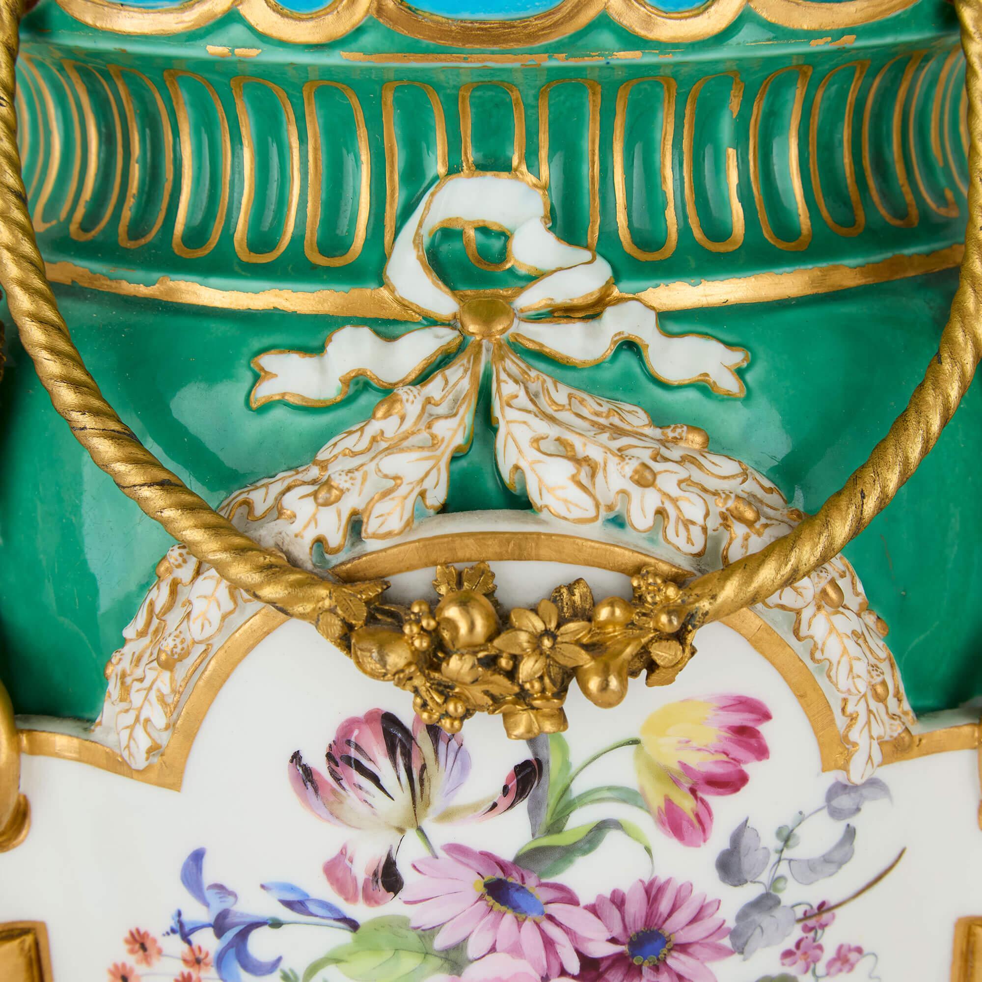 Pareja de Jarrones Antiguos de Porcelana de Sèvres Montados en Ormolu siglo XVIII y antes en venta