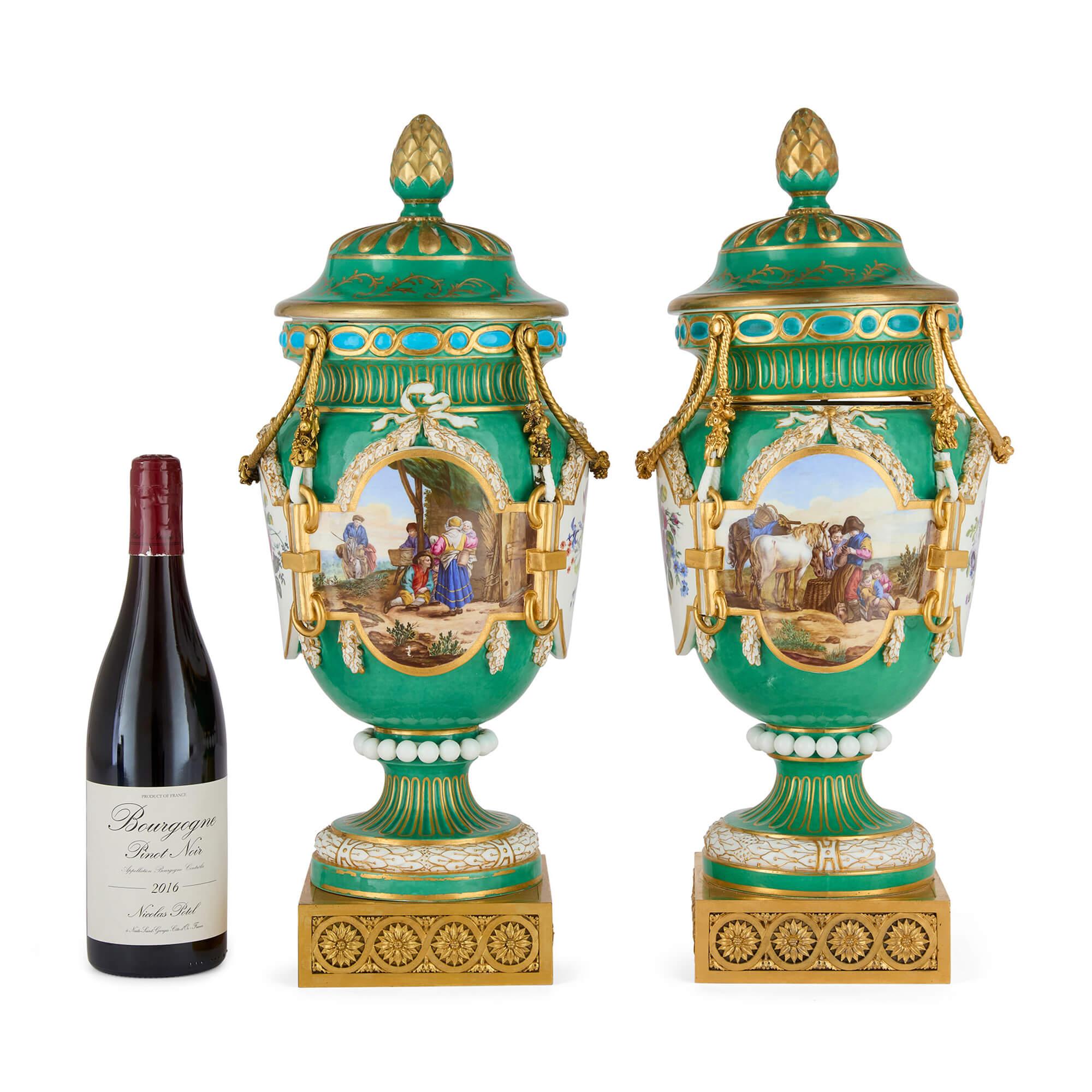 Pareja de Jarrones Antiguos de Porcelana de Sèvres Montados en Ormolu en venta 1