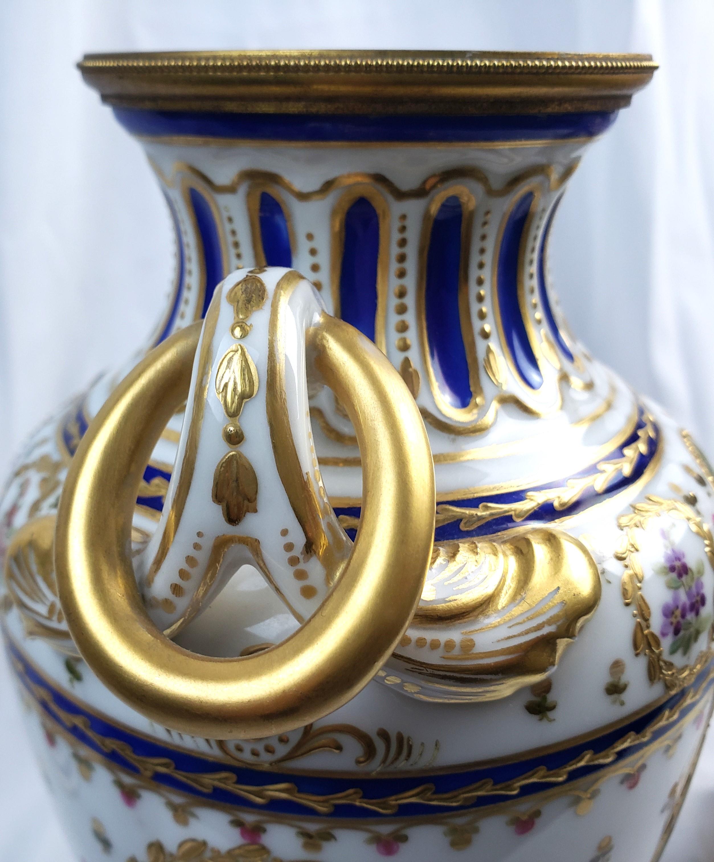 Paar antike Urnen im Sevres-Stil mit Deckel und verschnörkelter handbemalter Dekoration im Angebot 6