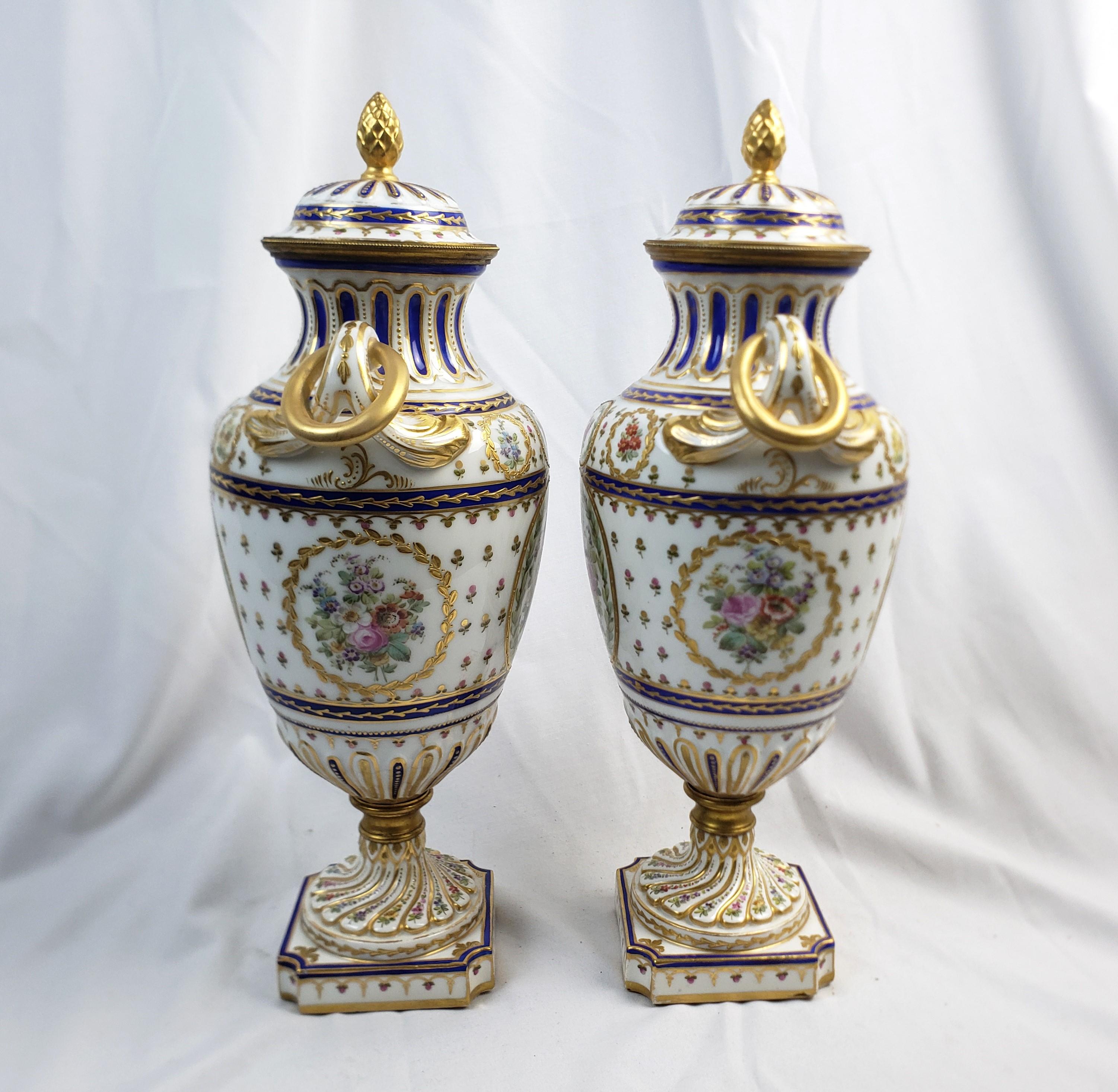 Paar antike Urnen im Sevres-Stil mit Deckel und verschnörkelter handbemalter Dekoration (19. Jahrhundert) im Angebot