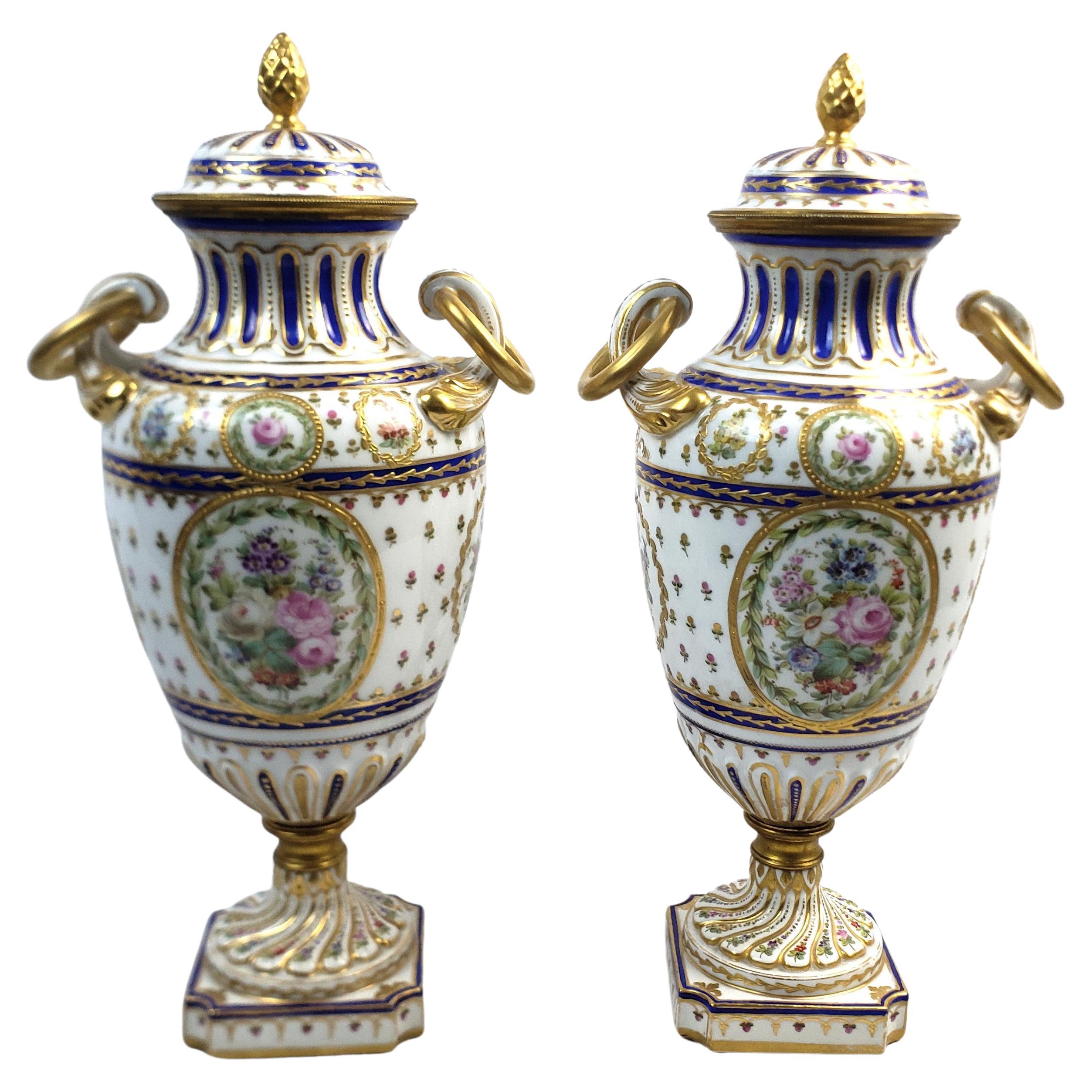 Paar antike Urnen im Sevres-Stil mit Deckel und verschnörkelter handbemalter Dekoration im Angebot