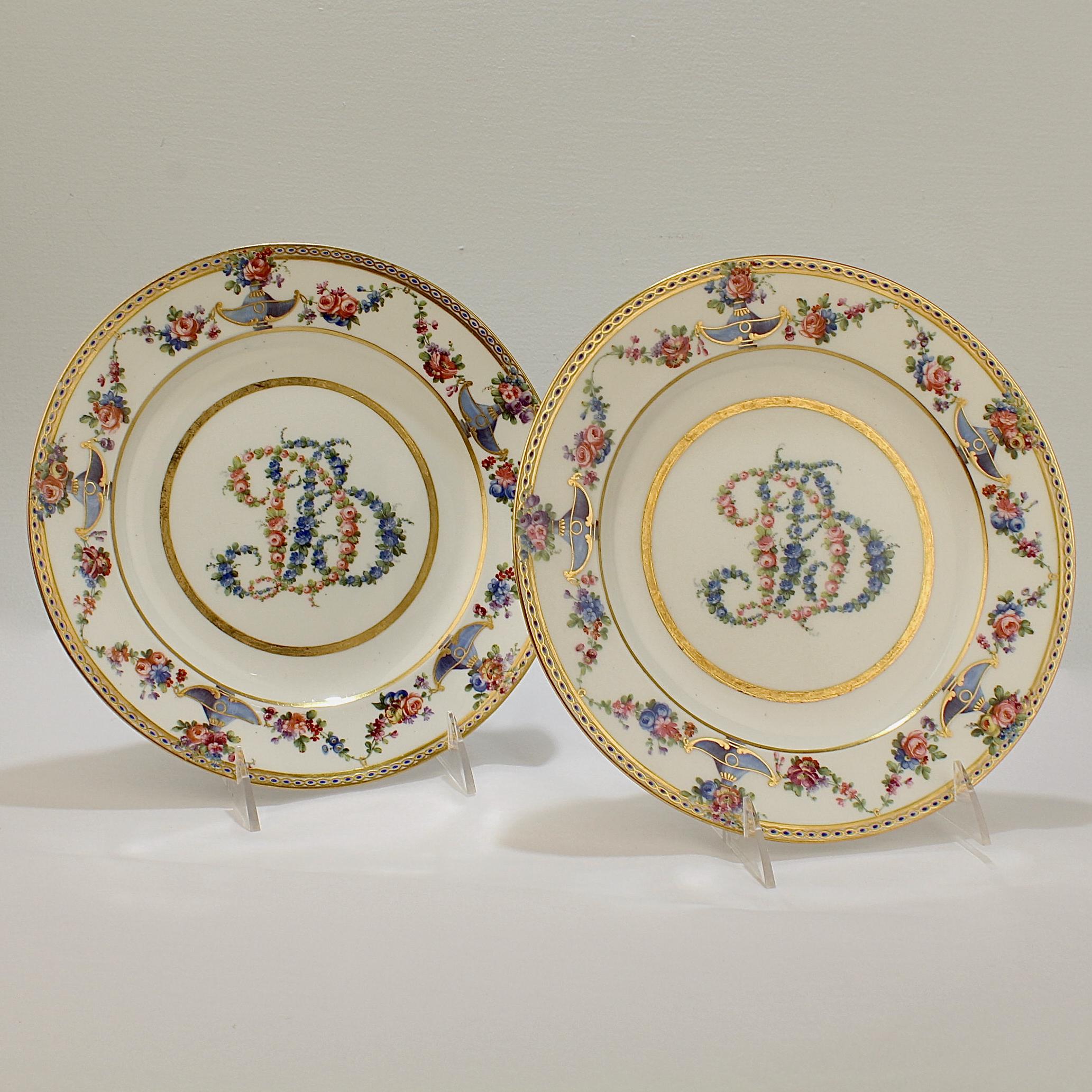 Pair of Antique Sèvres Type Madame du Barry Porcelain Cabinet Plates In Good Condition In Philadelphia, PA