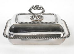 Pareja de antiguos platos cubiertos de Sheffield, hacia 1810