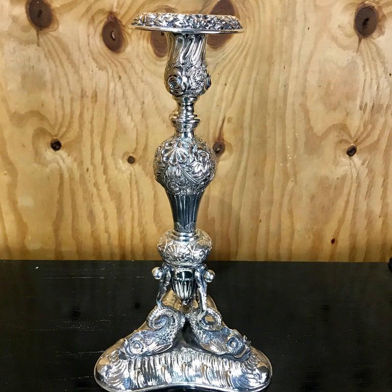 XIXe siècle Paire de chandeliers néoclassiques à motif de dauphin en plaque Sheffield ancienne en vente