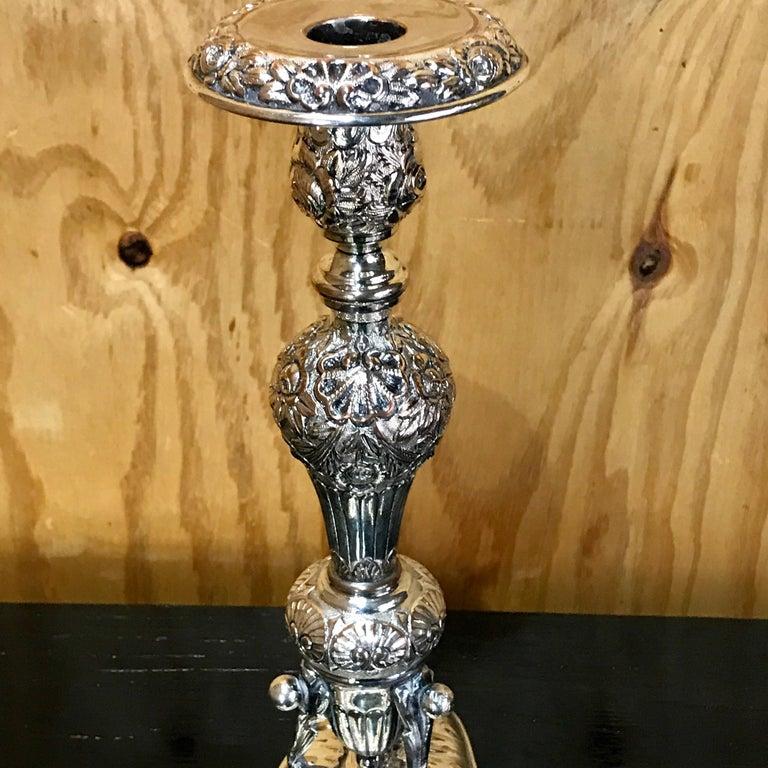 Plaqué Sheffield Paire de chandeliers néoclassiques à motif de dauphin en plaque Sheffield ancienne en vente