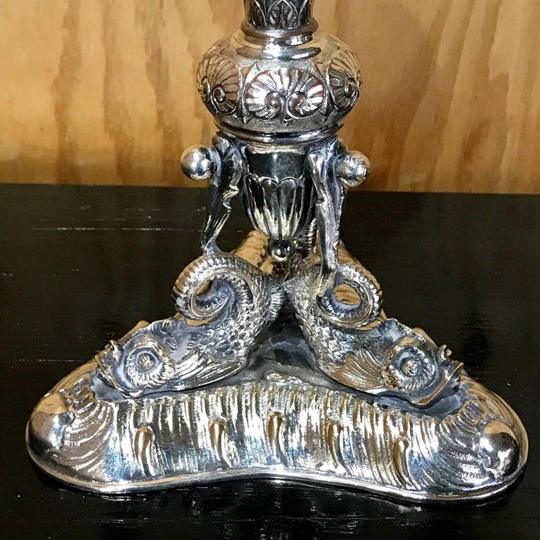 Paire de chandeliers néoclassiques à motif de dauphin en plaque Sheffield ancienne en vente 1