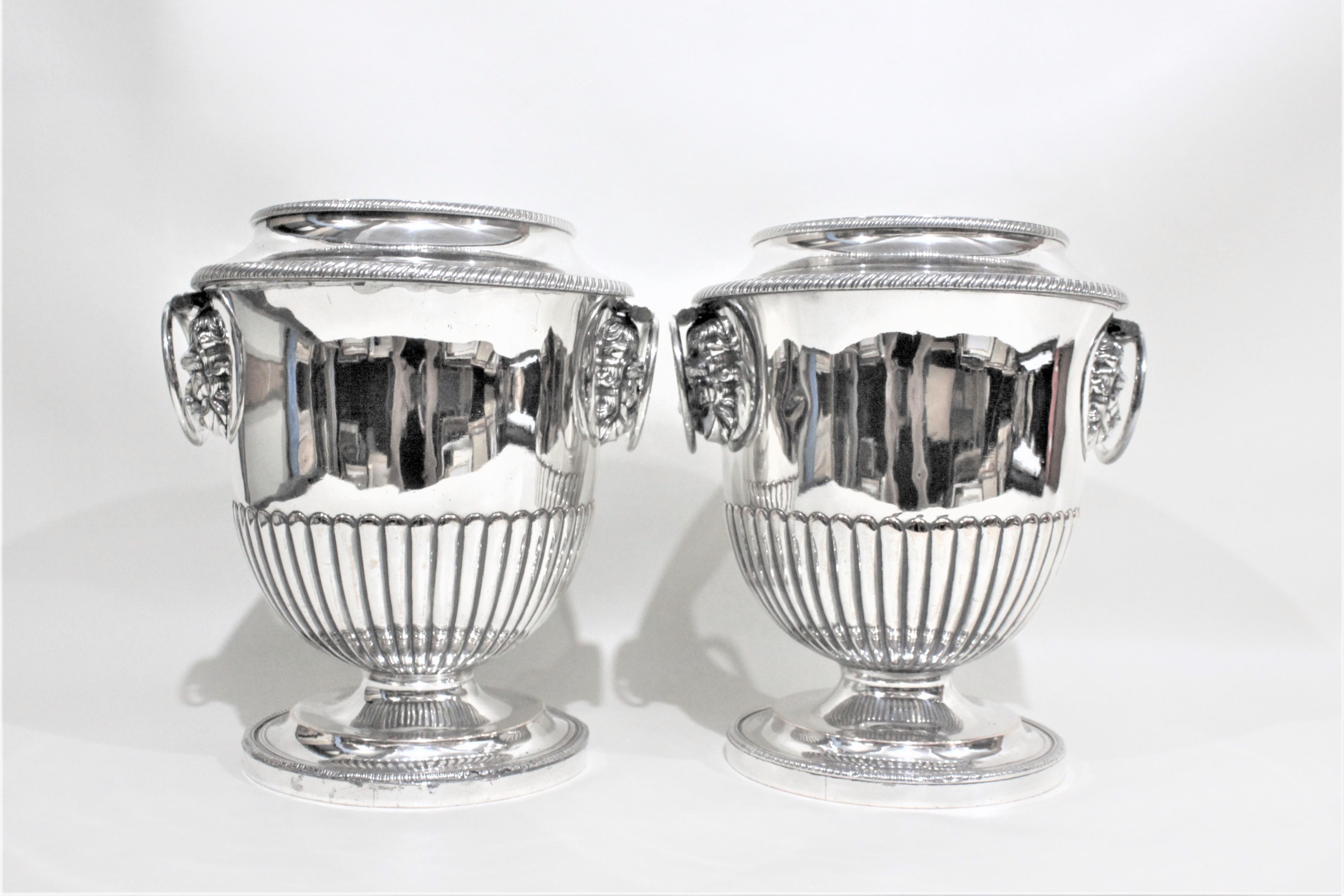Pareja de enfriadores de vino plateados antiguos estilo Regencia de Sheffield Chapado en plata en venta