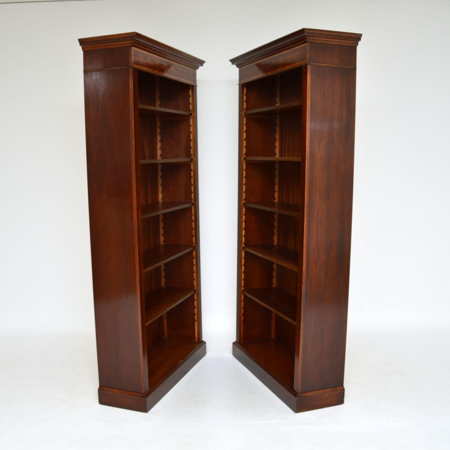 Pair of Antique Sheraton Style Open Bookcases In Good Condition In London, GB
